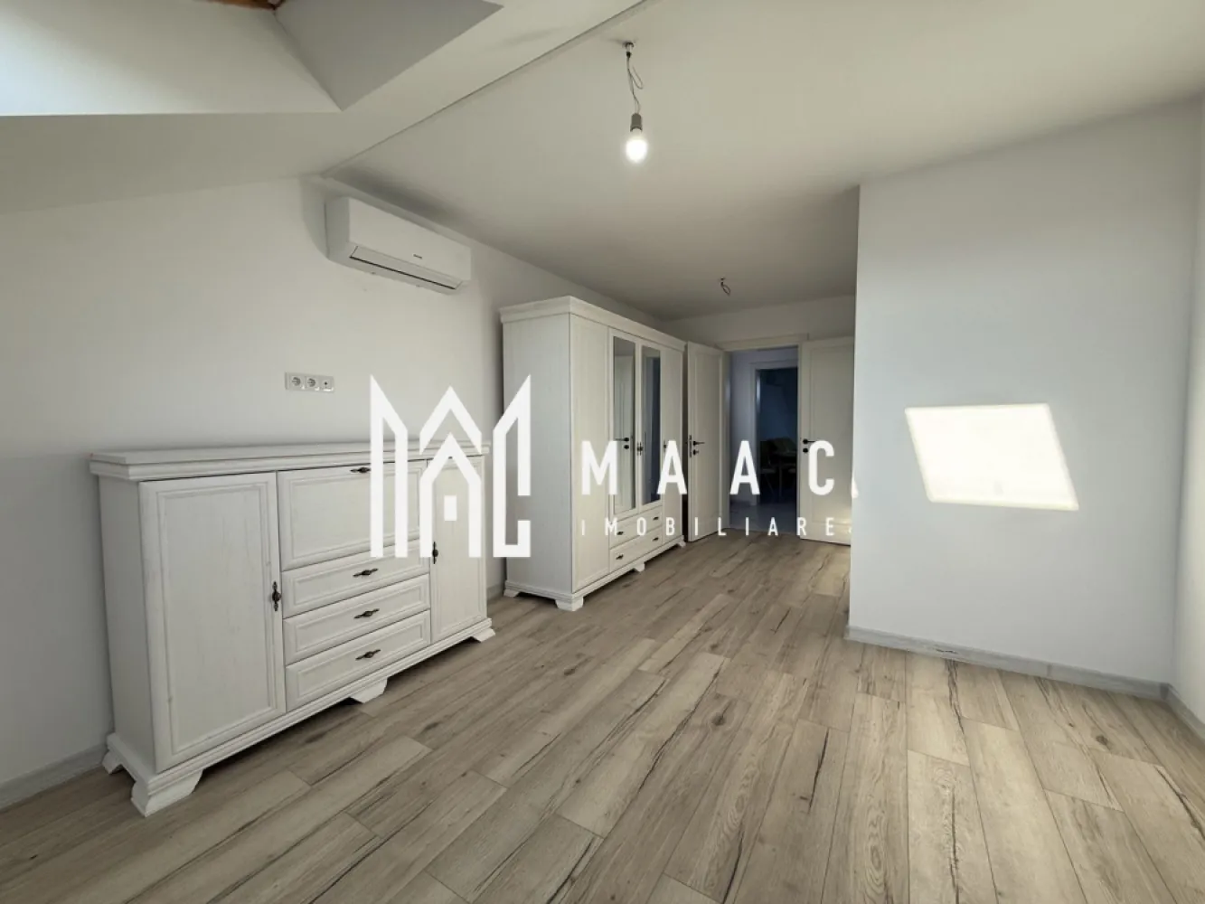 Apartament 2 camere | Mobilat modern | Decomandat | Lazaret - MAAC Imobiliare vă propune spre vânzare un apartament modern, situat în zona Lazaret, ideal pentru locuit sau investiție. Caracteristici: Suprafață utilă: 46.79 mp Situat etajul 5 Dotat cu lift Bloc cu regim de înălțime P+4+Mansarda Imobil izolat termic Încălzire prin calorifere, cu centrală termică proprie Toate instalațiile electrice și sanitare sunt noi Apartamentul se vinde complet mobilat și utilat, exact ca în poze Compartimentare: Hol de intrare Zonă de bucătărie open space cu living, spațiu luminos și modern Baie dotată cu cabină de duș Dormitor matrimonial bine delimitat Avantaje: Apartament nou, gata de mutare Finisaje moderne și materiale de calitate Ideal atât pentru locuință personală, cât și pentru investiție. Pentru mai multe detalii precizati telefonic ca ati vazut anuntul cu ID: CP2880532 }}