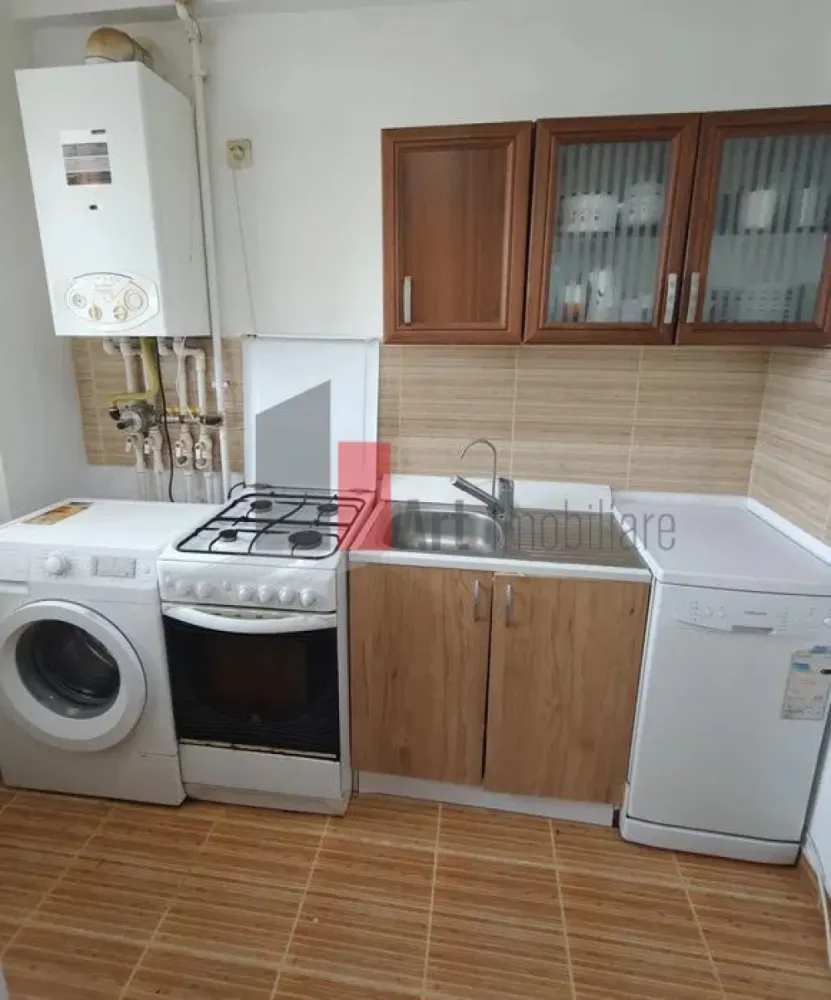 0% Comision, Apartament de vanzare 2 camere, et 3/3, Bucurestii Noi - Comision 0% | Apartament 2 camere de vânzare | Etaj 3/3 | Pod depozitare | Bucureștii Noi

Se oferă spre vânzare un apartament cu 2 camere, semidecomandat, cu o suprafață de 50 mp, situat la etajul 3 al unui imobil construit în anul 2013. Locuința se vinde fără comision pentru cumpărător, este complet mobilată și utilată, fiind pregătită pentru mutare imediată.

Compartimentare

Living primitor și luminos
Dormitor spațios
Bucătărie complet echipată
Hol de acces și baie
Balcon închis pentru confort termic

Dotări și facilități

Centrală termică proprie
Sistem de aer condiționat
Acces la pod pentru depozitare suplimentară
Complet utilat și mobilat modern
Imobil construit recent (2013)

Transport

Stația de metrou Laminorului în apropiere ( 10 minute de mers pe jos )
Linii STB: 95, 476 și 112 în proximitate ( 5 minute de mers pe jos )
Acces rapid către arterele principale ale zonei de Nord

Localizare și puncte de interes

Zona Bucureștii Noi, locație liniștită
Etajul 3 din 3 (fără vecini deasupra)
Acces facil către parcuri și zone verzi
Proximitate față de piețe, supermarketuri și școli

Parcare

Loc de parcare la liber în zona imobilului
Acces facil pentru vizitatori

Alte informații

Comision 0% la achiziție
Acte pregătite pentru vânzare
Eficiență energetică ridicată
Ideal pentru locuință personală sau investiție

Pentru tranzactii cu fonduri proprii pretul se negociaza ferm.

Pentru mai multe detalii sau pentru programarea unei vizionări, vă stăm la dispoziție.