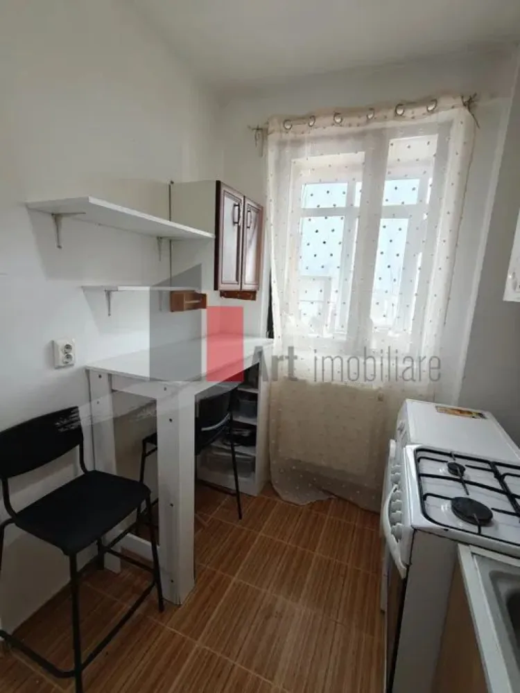 0% Comision, Apartament de vanzare 2 camere, et 3/3, Bucurestii Noi - Comision 0% | Apartament 2 camere de vânzare | Etaj 3/3 | Pod depozitare | Bucureștii Noi

Se oferă spre vânzare un apartament cu 2 camere, semidecomandat, cu o suprafață de 50 mp, situat la etajul 3 al unui imobil construit în anul 2013. Locuința se vinde fără comision pentru cumpărător, este complet mobilată și utilată, fiind pregătită pentru mutare imediată.

Compartimentare

Living primitor și luminos
Dormitor spațios
Bucătărie complet echipată
Hol de acces și baie
Balcon închis pentru confort termic

Dotări și facilități

Centrală termică proprie
Sistem de aer condiționat
Acces la pod pentru depozitare suplimentară
Complet utilat și mobilat modern
Imobil construit recent (2013)

Transport

Stația de metrou Laminorului în apropiere ( 10 minute de mers pe jos )
Linii STB: 95, 476 și 112 în proximitate ( 5 minute de mers pe jos )
Acces rapid către arterele principale ale zonei de Nord

Localizare și puncte de interes

Zona Bucureștii Noi, locație liniștită
Etajul 3 din 3 (fără vecini deasupra)
Acces facil către parcuri și zone verzi
Proximitate față de piețe, supermarketuri și școli

Parcare

Loc de parcare la liber în zona imobilului
Acces facil pentru vizitatori

Alte informații

Comision 0% la achiziție
Acte pregătite pentru vânzare
Eficiență energetică ridicată
Ideal pentru locuință personală sau investiție

Pentru tranzactii cu fonduri proprii pretul se negociaza ferm.

Pentru mai multe detalii sau pentru programarea unei vizionări, vă stăm la dispoziție.