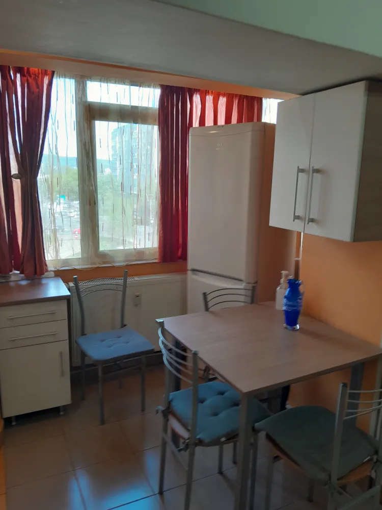 PF, vând apartament cu o camera - Vând apartament 1 cameră, mobilat complet, utilat, cu acces direct la magazine, bănci, restaurante, mijloace de transport în comun; etaj 2, Manastur, Cluj Napoca! Preț 119 000 euro, negociabilDetalii la nr de telefon: 0745589705