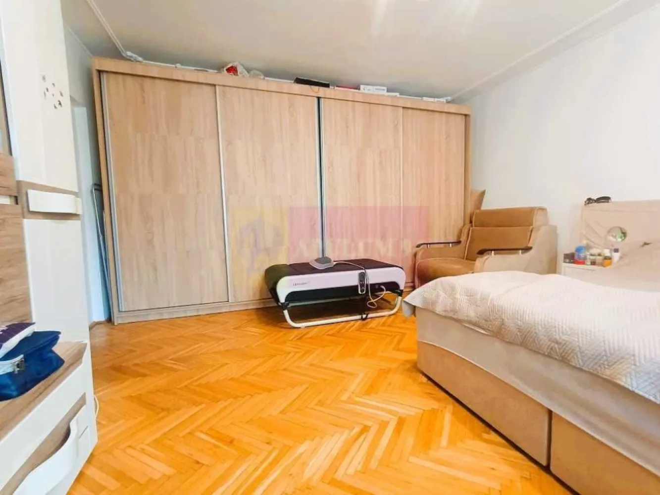 Apartament 2 camere de vanzare zona Decebal ( Zepter) Mall Vitan - Agentia Imobiliara Apulum va ofera spre vanzare
Apartament de vanzare, 2 camere, decomandat, etaj 1 din 6, an constructie imobil 1993, suprafata 62 mp, zona B-dul Decebal, Mall Vitan.

Imobilul in care se afla acest apartament are rezistenta la seism grad 9, are lift, are acces facil la mijloace de trasport in comun, gradinite, scoli, hipermarket Auchan, Mall Vitan, cafenele, restaurante.

Apartamentul este luminos, cu spatii vitrate mari, renovat recent, utilat si mobilat modern. Balconul este generos.

In imediata apropiere a blocului este un loc de joaca modern amenajat si ingradit pentru siguranta copiilor.