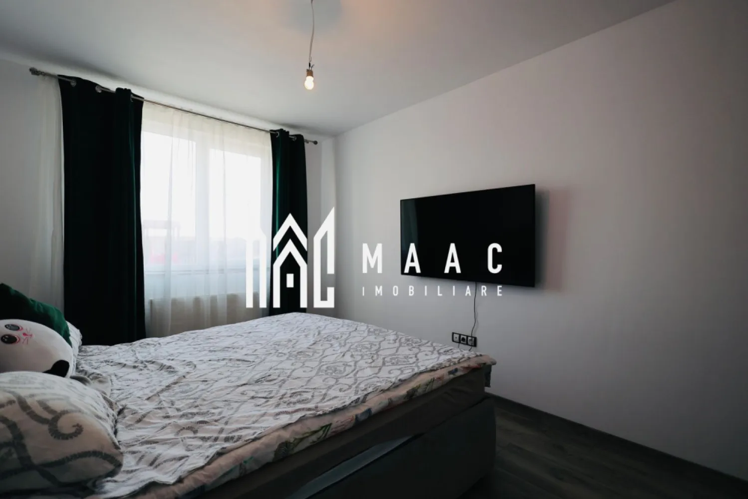 Apartament 3 Camere I 62 mp I Loc de Parcare - MAAC Imobiliare vă propune spre vânzare un apartament cu 3 camere, situat la parterul unui bloc izolat exterior, pe strada Haralamb Georgescu, într-o zonă liniștită, cu acces facil către punctele de interes din oraș. Apartamentul este poziționat central pe nivel, ceea ce asigură un confort termic excelent și costuri reduse de întreținere, mai ales în sezonul rece. Caracteristici principale: Suprafață utilă: 62 mp Living cu bucătărie open space: 24.6 mp Dormitor matrimonial: 14.4 mp, cu spațiu dedicat pentru dressing sau baie secundară (2.6 mp) Dormitor secundar: 12 mp Baie principală: 4.4 mp Hol: 4 mp Balcon: 4 mp, cu vedere panoramică spre munți Loc de parcare inclus în preț Predare la cheie, partial mobilat Dotări și beneficii: Centrală termică proprie Încălzire prin calorifere Apartament izolat termic pe exterior Costuri reduse la întreținere Vedere deschisă spre munți Parter, ideal pentru familii sau persoane în căutarea unui acces facil Locuința se predă nemobilată, ceea ce oferă posibilitatea personalizării în funcție de preferințele viitorului proprietar. Pentru mai multe detalii sau pentru a programa o vizionare, nu ezitați să ne contactați. Menționați ID-ul anunțului: CP2880669. }}
