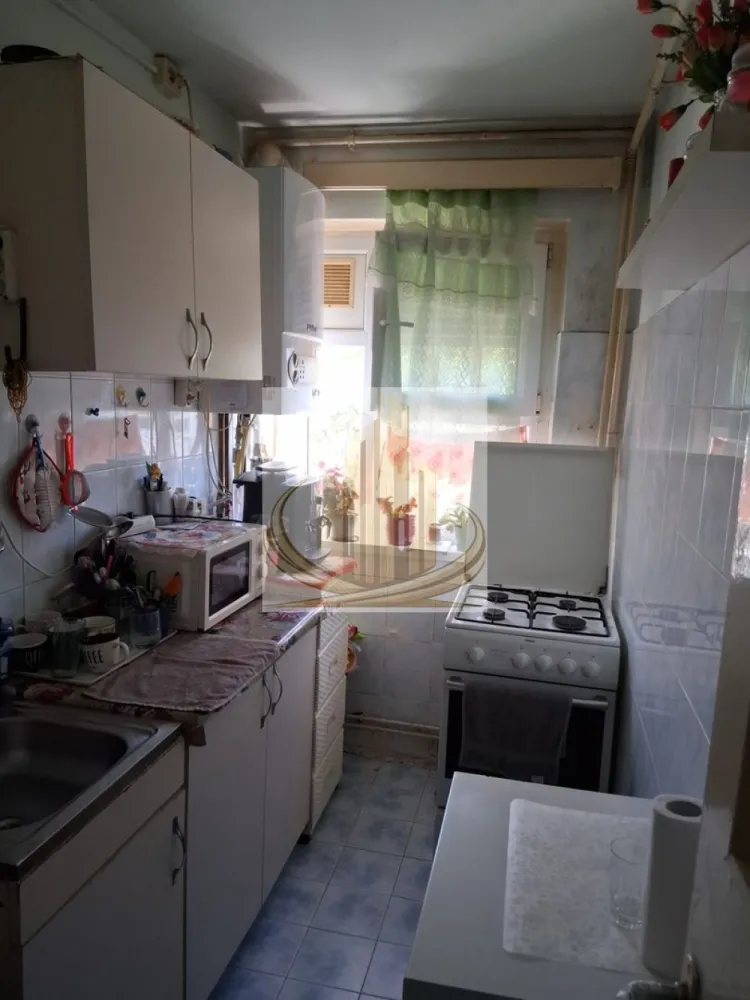 Apartament 4 camere în zona Dacia - Apartament cu 4 camere, situat în zona Dacia, cu suprafață de 60 mp, la etajul 3 din 4. Locuința dispune de centrală termică proprie, geamuri termopan inclusiv la balcon și boxă la subsol.

Disponibil imediat, apartamentul este amplasat într-o zonă cu acces facil la grădinițe, parcuri, magazine și alte puncte de interes, oferind confort și accesibilitate pentru întreaga familie.

ID intern CP3111903