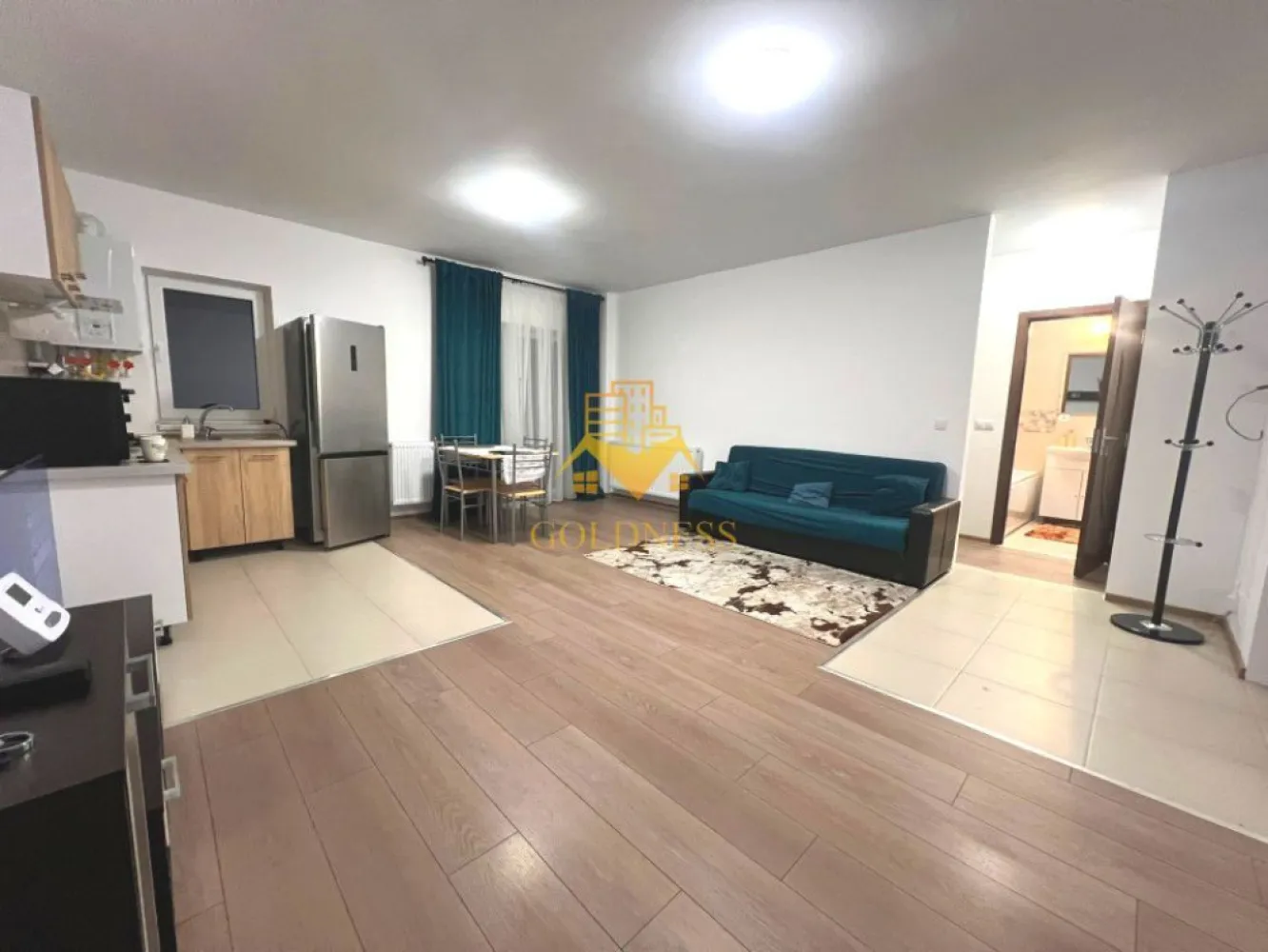 2 camere, Parcare, Zona Tineretului, Floresti, Muzeul Apei, Somesului - GOLDNESS Imobiliare vă propune spre închiriere un apartament cu 2 camere open-space complet mobilat și utilat, la etajul 2 într-un imobil de 4 etaje, în Floresti, strada Tineretului, nr 20-22. 
Dispune de loc de parcare exterioara!

Apartamentul este compartimentat astfel:
 - dormitor cu pat matrimonial, dressing, noptiere
 - living cu bucatarie open-space complet utilată, canapea extensibilă, loc de servit masa 
 - baie cu vana, calorifer port prosop inox și dulap pentru depozitare.
 - terasa de 8 mp.

Imobilul este dotat cu toate cele necesare- centrală proprie, mașină de spălat haine, frigider, aragaz, hotă, etc. 
Se află în apropierea stațiilor de transport în comun, magazine, restaurante, spații verzi, farmacii, etc. 

Dacă sunteți interesați de acest apartament și doriți să îl vizionați, dar și pentru alte oferte sau detalii nu ezitați să ne contactați telefonic sau prin e-mail. Vă stăm la dispoziție!
Pentru intermediere se percepe un comision de 50% din prețul chiriei!