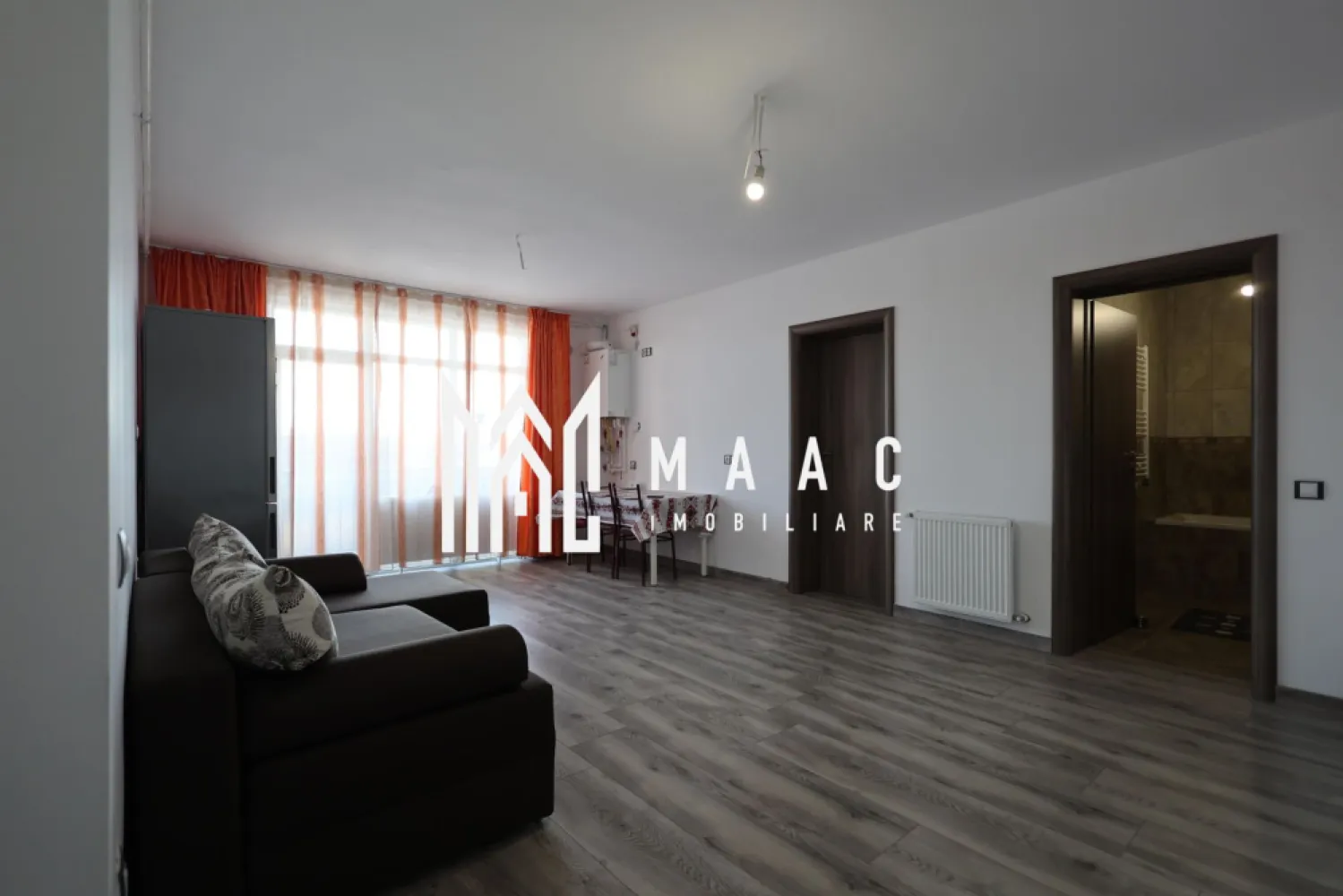 Apartament 3 Camere I 62 mp I Loc de Parcare - MAAC Imobiliare vă propune spre vânzare un apartament cu 3 camere, situat la parterul unui bloc izolat exterior, pe strada Haralamb Georgescu, într-o zonă liniștită, cu acces facil către punctele de interes din oraș. Apartamentul este poziționat central pe nivel, ceea ce asigură un confort termic excelent și costuri reduse de întreținere, mai ales în sezonul rece. Caracteristici principale: Suprafață utilă: 62 mp Living cu bucătărie open space: 24.6 mp Dormitor matrimonial: 14.4 mp, cu spațiu dedicat pentru dressing sau baie secundară (2.6 mp) Dormitor secundar: 12 mp Baie principală: 4.4 mp Hol: 4 mp Balcon: 4 mp, cu vedere panoramică spre munți Loc de parcare inclus în preț Predare la cheie, partial mobilat Dotări și beneficii: Centrală termică proprie Încălzire prin calorifere Apartament izolat termic pe exterior Costuri reduse la întreținere Vedere deschisă spre munți Parter, ideal pentru familii sau persoane în căutarea unui acces facil Locuința se predă nemobilată, ceea ce oferă posibilitatea personalizării în funcție de preferințele viitorului proprietar. Pentru mai multe detalii sau pentru a programa o vizionare, nu ezitați să ne contactați. Menționați ID-ul anunțului: CP2880669. }}