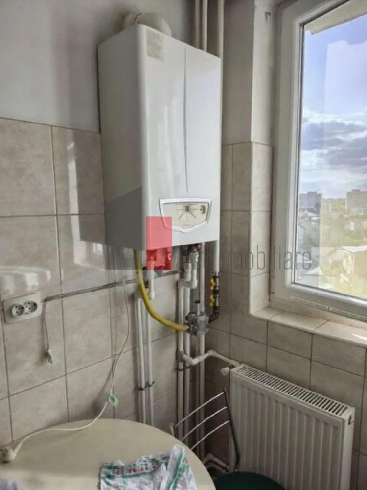 Vânzare apartament 3 camere cu centrală Bd. Obregia - Fântâna Florilor - Vă prezint sptre achiziție un apartament de 3 camere semidecomandat, situat aproape de Fântâna Florilor și la 15 minute de mers pe jos de stația de metrou Piața Sudului și Sun Plaza.
Locuința este contorizată la gaz, fiind dotată cu centrală proprie. Are 2 aparate de aer condiționat. De asemenea, a fost schimbată instalația sanitară.
Apartamentul are vedere pe față și pe spate, iar ușile de acces către cele 2 balcoane sunt din termopan.
Se asigură loc de parcare.

Imobilul este izolat termic și nu este inclus în nici o clasă de risc sau de urgență.

În apropiere sunt Colegiul Național Octav Onicescu, Școlile 194 și 108, Kaufland, precum și Piața Sudului.
Stațiile de transport în comun sunt în fața blocului: 72, 73, N105.

Pentru informații și programarea unei vizionări vă stau cu drag la dispoziție.
