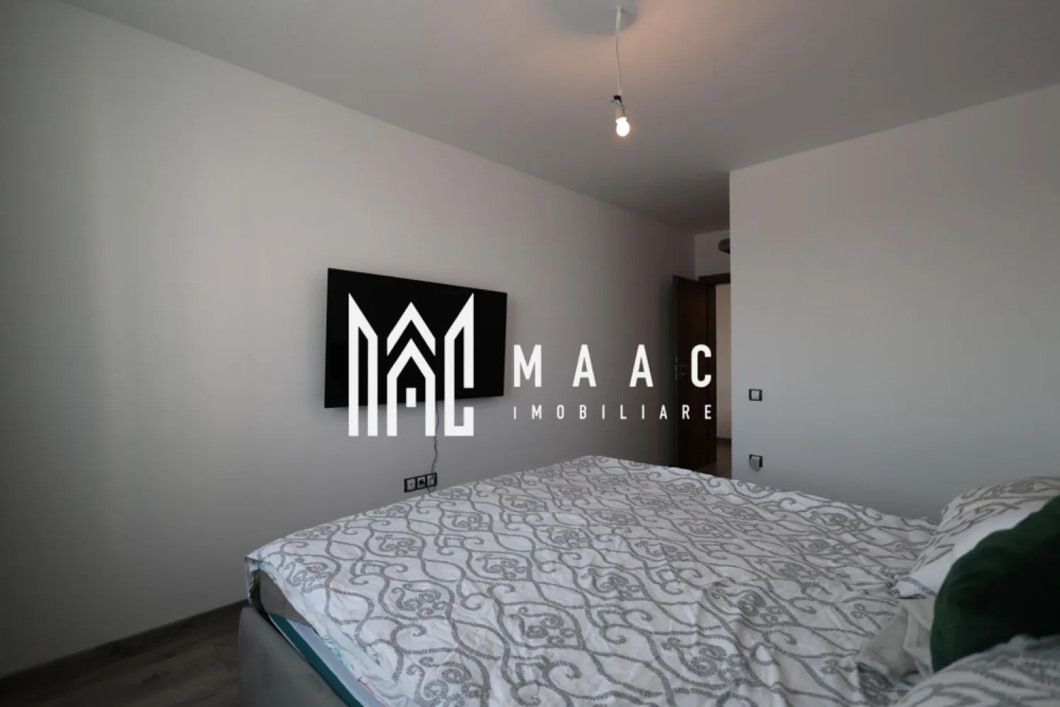 Apartament 3 Camere I 62 mp I Loc de Parcare - MAAC Imobiliare vă propune spre vânzare un apartament cu 3 camere, situat la parterul unui bloc izolat exterior, pe strada Haralamb Georgescu, într-o zonă liniștită, cu acces facil către punctele de interes din oraș. Apartamentul este poziționat central pe nivel, ceea ce asigură un confort termic excelent și costuri reduse de întreținere, mai ales în sezonul rece. Caracteristici principale: Suprafață utilă: 62 mp Living cu bucătărie open space: 24.6 mp Dormitor matrimonial: 14.4 mp, cu spațiu dedicat pentru dressing sau baie secundară (2.6 mp) Dormitor secundar: 12 mp Baie principală: 4.4 mp Hol: 4 mp Balcon: 4 mp, cu vedere panoramică spre munți Loc de parcare inclus în preț Predare la cheie, partial mobilat Dotări și beneficii: Centrală termică proprie Încălzire prin calorifere Apartament izolat termic pe exterior Costuri reduse la întreținere Vedere deschisă spre munți Parter, ideal pentru familii sau persoane în căutarea unui acces facil Locuința se predă nemobilată, ceea ce oferă posibilitatea personalizării în funcție de preferințele viitorului proprietar. Pentru mai multe detalii sau pentru a programa o vizionare, nu ezitați să ne contactați. Menționați ID-ul anunțului: CP2880669. }}