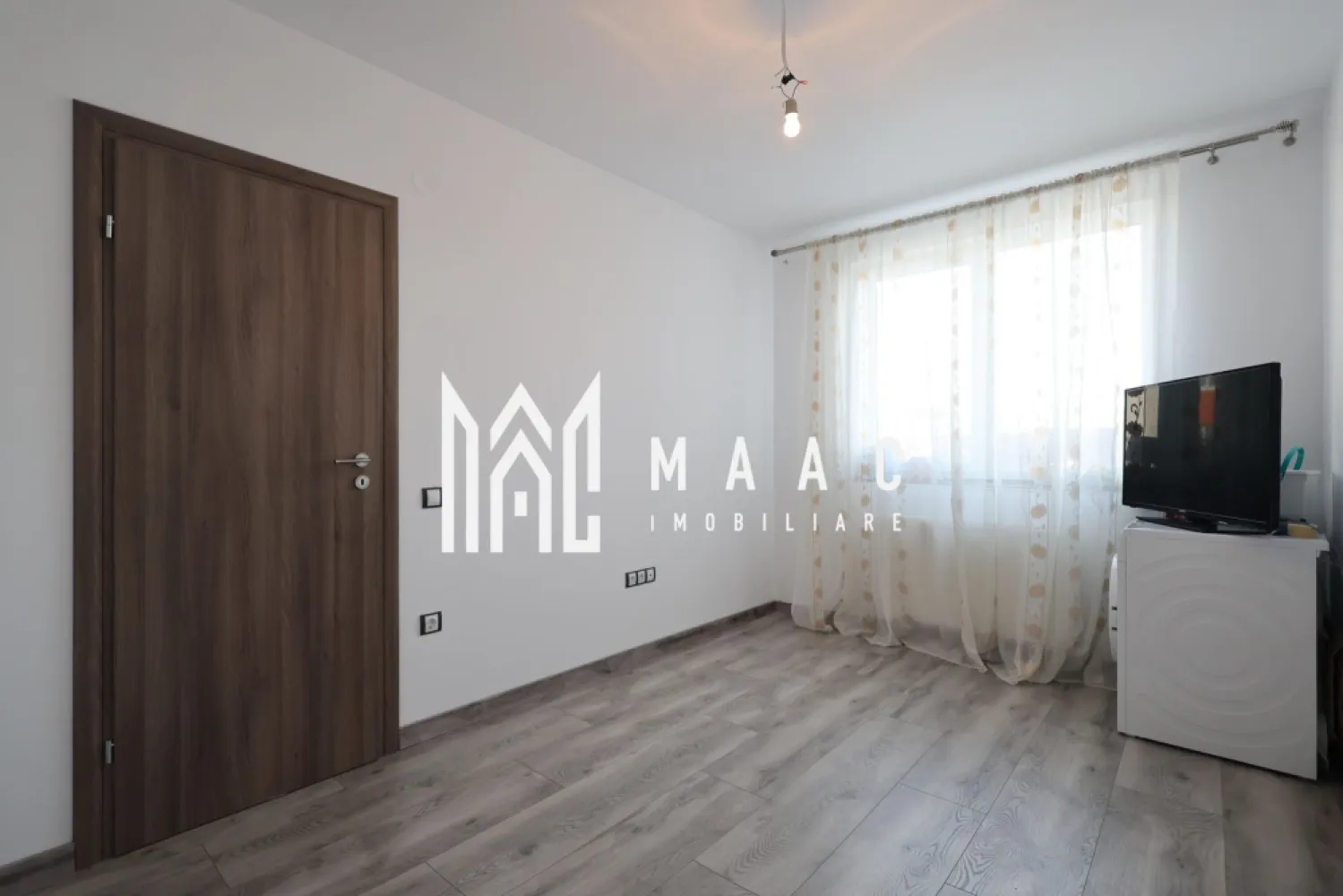 Apartament 3 Camere I 62 mp I Loc de Parcare - MAAC Imobiliare vă propune spre vânzare un apartament cu 3 camere, situat la parterul unui bloc izolat exterior, pe strada Haralamb Georgescu, într-o zonă liniștită, cu acces facil către punctele de interes din oraș. Apartamentul este poziționat central pe nivel, ceea ce asigură un confort termic excelent și costuri reduse de întreținere, mai ales în sezonul rece. Caracteristici principale: Suprafață utilă: 62 mp Living cu bucătărie open space: 24.6 mp Dormitor matrimonial: 14.4 mp, cu spațiu dedicat pentru dressing sau baie secundară (2.6 mp) Dormitor secundar: 12 mp Baie principală: 4.4 mp Hol: 4 mp Balcon: 4 mp, cu vedere panoramică spre munți Loc de parcare inclus în preț Predare la cheie, partial mobilat Dotări și beneficii: Centrală termică proprie Încălzire prin calorifere Apartament izolat termic pe exterior Costuri reduse la întreținere Vedere deschisă spre munți Parter, ideal pentru familii sau persoane în căutarea unui acces facil Locuința se predă nemobilată, ceea ce oferă posibilitatea personalizării în funcție de preferințele viitorului proprietar. Pentru mai multe detalii sau pentru a programa o vizionare, nu ezitați să ne contactați. Menționați ID-ul anunțului: CP2880669. }}