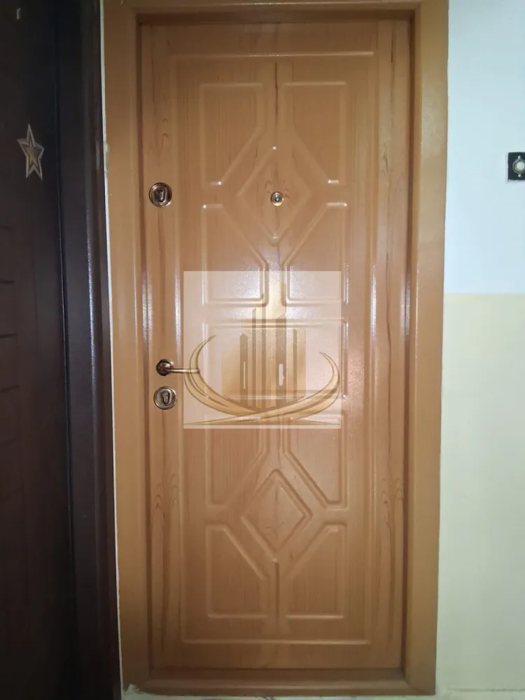 Apartament 4 camere în zona Dacia - Apartament cu 4 camere, situat în zona Dacia, cu suprafață de 60 mp, la etajul 3 din 4. Locuința dispune de centrală termică proprie, geamuri termopan inclusiv la balcon și boxă la subsol.

Disponibil imediat, apartamentul este amplasat într-o zonă cu acces facil la grădinițe, parcuri, magazine și alte puncte de interes, oferind confort și accesibilitate pentru întreaga familie.

ID intern CP3111903