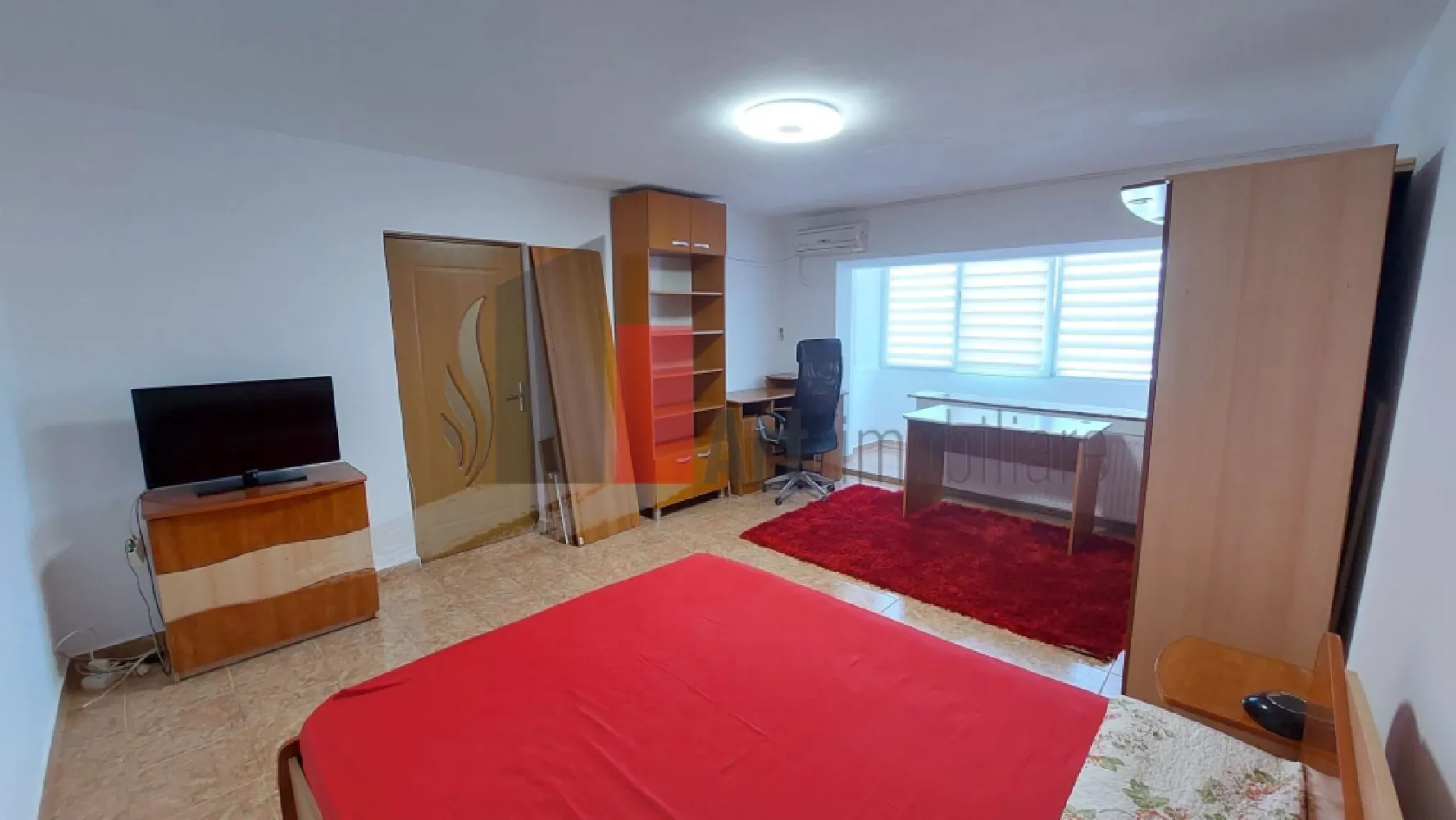 Garsoniera de vanzare-P-ta Alba Iulia-Muncii-Unirii - Garsoniera de vanzare, decomandata, cu suprafata de 40 mp, situata in planul secund al bulevardului Decebal, la etaj 4 din 4, intr-o zonă liniștită (strada Mesterul Manole).
Bloc din 1990 reabilitat in 2025 (cu instalații refacute, panouri fotovoltaice și recuperatoare căldură montate), cu bucatarie inchisa, balcon inchis dar open cu camera, aer conditionat
Locuința se vinde complet mobilată și utilată/nemobilata (aragaz, masina de spalat, frigider, cuptor microunde, smart TV).
Momentan garsoniera este închiriată și se poate păstra chiriașul actual.
Reper: situata la 300m de Piata Alba Iulia si 600m de metrou Muncii, in proximitatea parcarii subterane de pe Bulevardul Decebal
Zone de interes: Piata Alba Iulia, Bulevardul Decebal, Bulevardul Burebista, Bulevardul Unirii