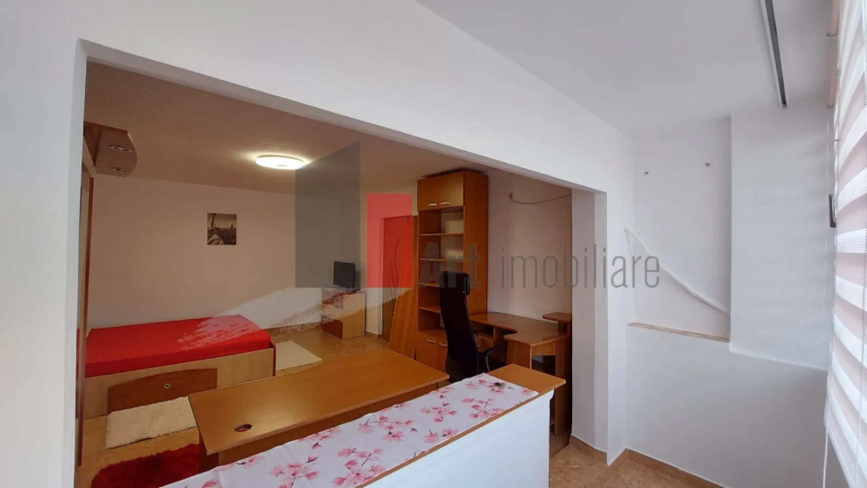 Garsoniera de vanzare-P-ta Alba Iulia-Muncii-Unirii - Garsoniera de vanzare, decomandata, cu suprafata de 40 mp, situata in planul secund al bulevardului Decebal, la etaj 4 din 4, intr-o zonă liniștită (strada Mesterul Manole).
Bloc din 1990 reabilitat in 2025 (cu instalații refacute, panouri fotovoltaice și recuperatoare căldură montate), cu bucatarie inchisa, balcon inchis dar open cu camera, aer conditionat
Locuința se vinde complet mobilată și utilată/nemobilata (aragaz, masina de spalat, frigider, cuptor microunde, smart TV).
Momentan garsoniera este închiriată și se poate păstra chiriașul actual.
Reper: situata la 300m de Piata Alba Iulia si 600m de metrou Muncii, in proximitatea parcarii subterane de pe Bulevardul Decebal
Zone de interes: Piata Alba Iulia, Bulevardul Decebal, Bulevardul Burebista, Bulevardul Unirii