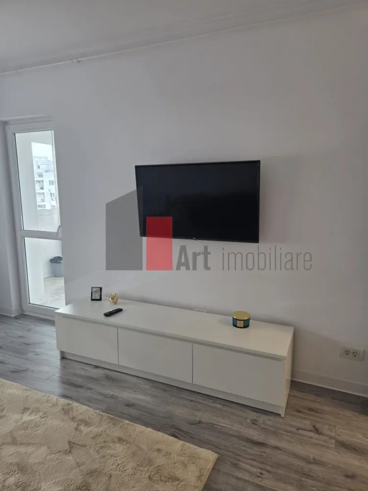 Garsoniera de inchiriat-Mihai Bravu-Dristor-Baba Novac-Decebal - Garsonieră de inchiriat, cocheta renovata de la zero, cu bucatarie inchisa, balcon inchis, este mobilata si utilata complet: AC, plită gaz, cuptor electric, masina de spălat, frigider, mai multe spatii de depozitare. Situată pe Sos.Mihai Bravu, la etajul 10 din 10, intr un bloc reabilitat termic. Distanța pana la metrou Dristor este de 5 min. Pretul chiriei este de 400 euro pe luna plus o luna garanție.