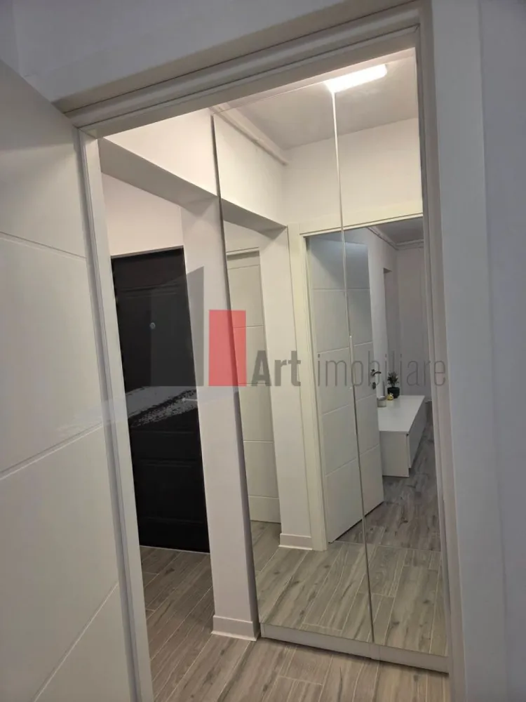 Garsoniera de inchiriat-Mihai Bravu-Dristor-Baba Novac-Decebal - Garsonieră de inchiriat, cocheta renovata de la zero, cu bucatarie inchisa, balcon inchis, este mobilata si utilata complet: AC, plită gaz, cuptor electric, masina de spălat, frigider, mai multe spatii de depozitare. Situată pe Sos.Mihai Bravu, la etajul 10 din 10, intr un bloc reabilitat termic. Distanța pana la metrou Dristor este de 5 min. Pretul chiriei este de 400 euro pe luna plus o luna garanție.