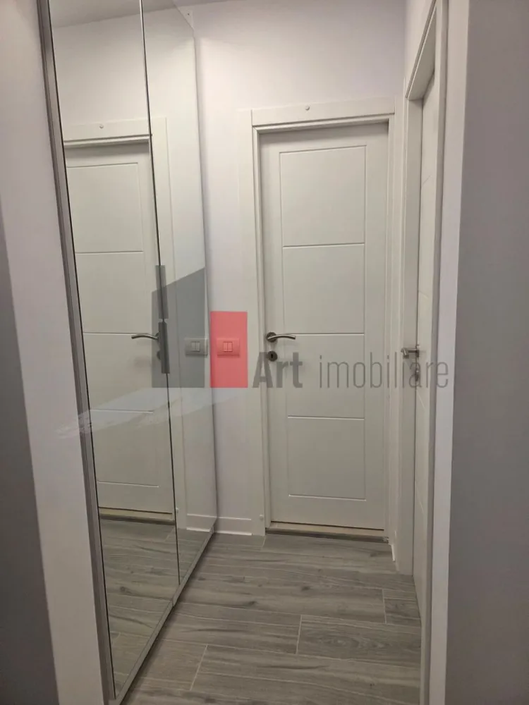Garsoniera de inchiriat-Mihai Bravu-Dristor-Baba Novac-Decebal - Garsonieră de inchiriat, cocheta renovata de la zero, cu bucatarie inchisa, balcon inchis, este mobilata si utilata complet: AC, plită gaz, cuptor electric, masina de spălat, frigider, mai multe spatii de depozitare. Situată pe Sos.Mihai Bravu, la etajul 10 din 10, intr un bloc reabilitat termic. Distanța pana la metrou Dristor este de 5 min. Pretul chiriei este de 400 euro pe luna plus o luna garanție.