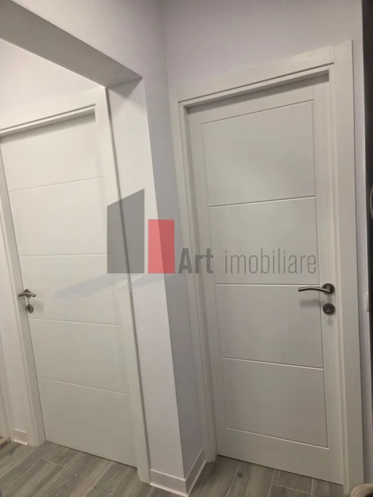Garsoniera de inchiriat-Mihai Bravu-Dristor-Baba Novac-Decebal - Garsonieră de inchiriat, cocheta renovata de la zero, cu bucatarie inchisa, balcon inchis, este mobilata si utilata complet: AC, plită gaz, cuptor electric, masina de spălat, frigider, mai multe spatii de depozitare. Situată pe Sos.Mihai Bravu, la etajul 10 din 10, intr un bloc reabilitat termic. Distanța pana la metrou Dristor este de 5 min. Pretul chiriei este de 400 euro pe luna plus o luna garanție.