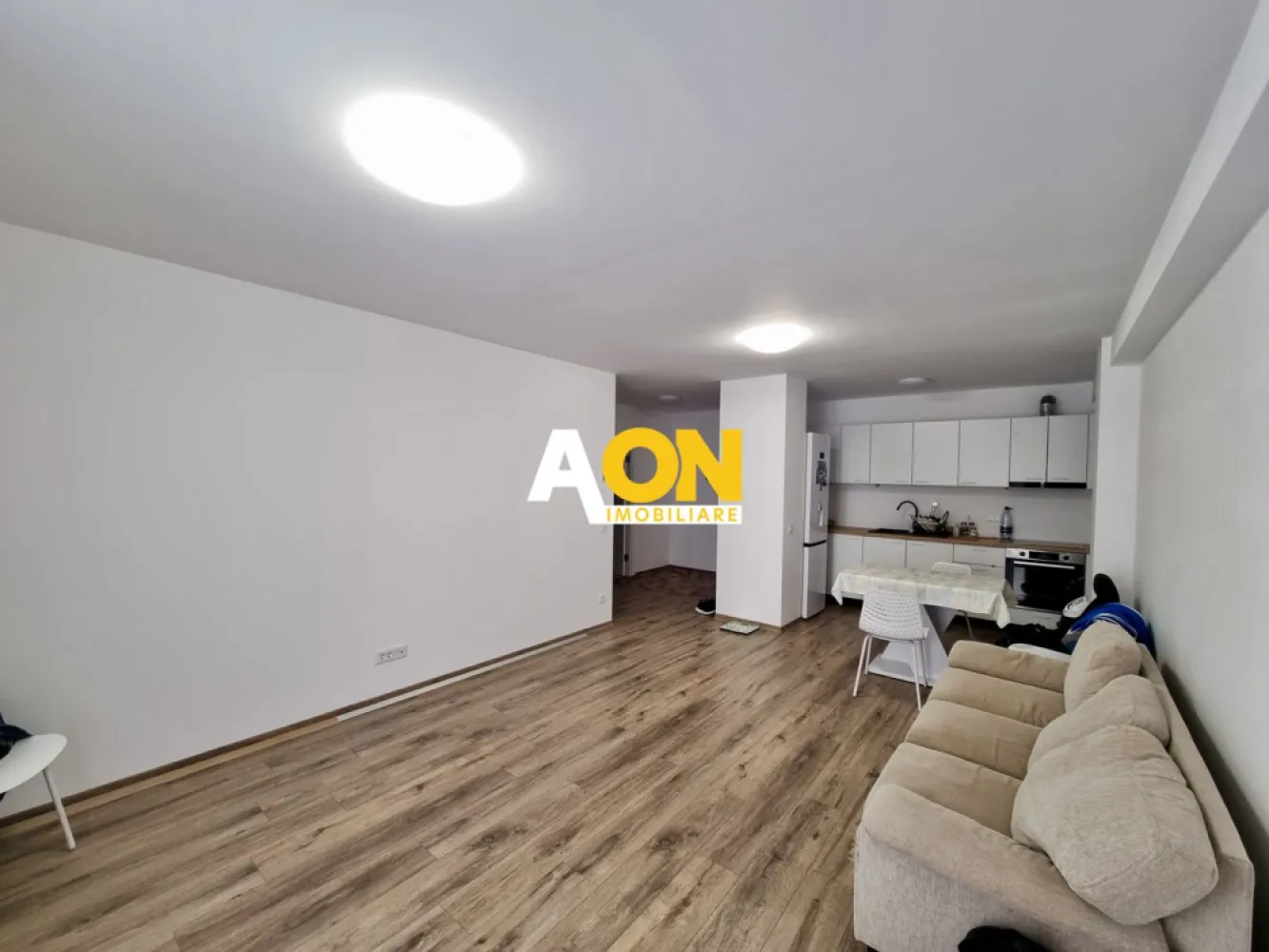 Apartament 2 camere, bloc nou, Cetate - AON Imobiliare vă propune spre vânzare un apartament situat într-un bloc nou, construit în 2024, la doar câteva sute de metri de Lidl Cetate (str. Lalelelor). Acesta este compus din:
• Living + bucătărie open-space;
• Dormitor;
• Baie;
• Hol;
• Balcon de 10 mp.
Suprafața utilă este de 52 mp. Apartamentul beneficiază de încălzire prin pardoseală pe timp de iarna si racire prin pardoseala pe timpul verii.
Blocul este proiectat pentru eficiență energetică foarte bună, fiind izolat exterior și dotat cu panouri fotovoltaice si 2 centrale termice de bloc. În plus, prețul include si loc de loc de parcare.
Nu ratați această oportunitate! Contactați-ne pentru mai multe detalii și programarea unei vizionări.
ID intern: CP2574373