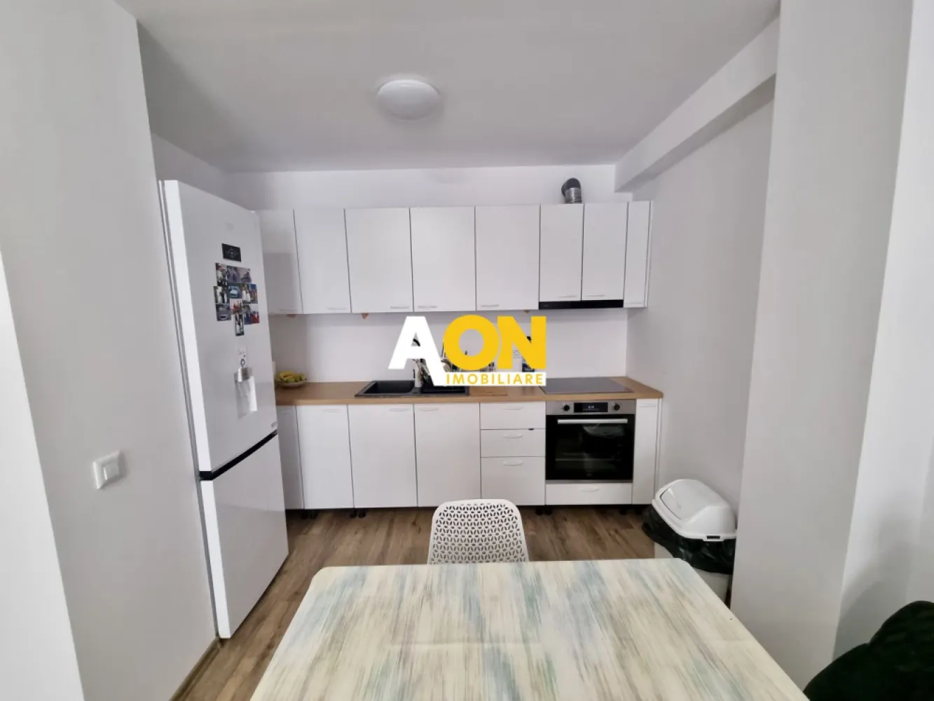Apartament 2 camere, bloc nou, Cetate - AON Imobiliare vă propune spre vânzare un apartament situat într-un bloc nou, construit în 2024, la doar câteva sute de metri de Lidl Cetate (str. Lalelelor). Acesta este compus din:
• Living + bucătărie open-space;
• Dormitor;
• Baie;
• Hol;
• Balcon de 10 mp.
Suprafața utilă este de 52 mp. Apartamentul beneficiază de încălzire prin pardoseală pe timp de iarna si racire prin pardoseala pe timpul verii.
Blocul este proiectat pentru eficiență energetică foarte bună, fiind izolat exterior și dotat cu panouri fotovoltaice si 2 centrale termice de bloc. În plus, prețul include si loc de loc de parcare.
Nu ratați această oportunitate! Contactați-ne pentru mai multe detalii și programarea unei vizionări.
ID intern: CP2574373