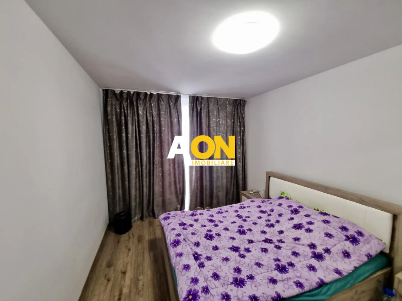 Apartament 2 camere, bloc nou, Cetate - AON Imobiliare vă propune spre vânzare un apartament situat într-un bloc nou, construit în 2024, la doar câteva sute de metri de Lidl Cetate (str. Lalelelor). Acesta este compus din:
• Living + bucătărie open-space;
• Dormitor;
• Baie;
• Hol;
• Balcon de 10 mp.
Suprafața utilă este de 52 mp. Apartamentul beneficiază de încălzire prin pardoseală pe timp de iarna si racire prin pardoseala pe timpul verii.
Blocul este proiectat pentru eficiență energetică foarte bună, fiind izolat exterior și dotat cu panouri fotovoltaice si 2 centrale termice de bloc. În plus, prețul include si loc de loc de parcare.
Nu ratați această oportunitate! Contactați-ne pentru mai multe detalii și programarea unei vizionări.
ID intern: CP2574373