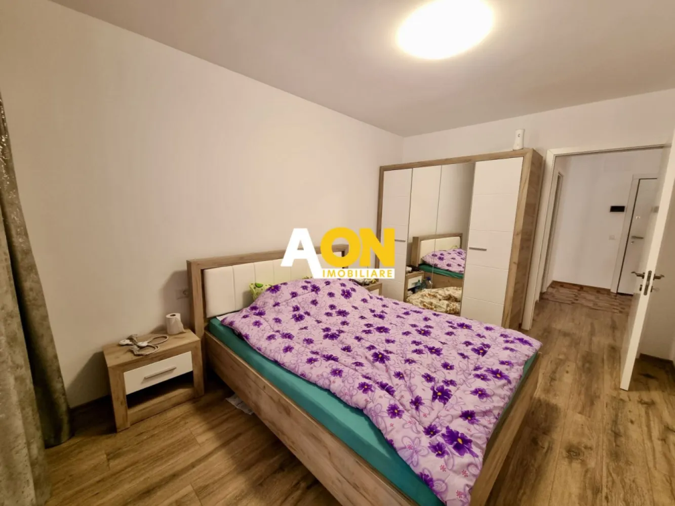 Apartament 2 camere, bloc nou, Cetate - AON Imobiliare vă propune spre vânzare un apartament situat într-un bloc nou, construit în 2024, la doar câteva sute de metri de Lidl Cetate (str. Lalelelor). Acesta este compus din:
• Living + bucătărie open-space;
• Dormitor;
• Baie;
• Hol;
• Balcon de 10 mp.
Suprafața utilă este de 52 mp. Apartamentul beneficiază de încălzire prin pardoseală pe timp de iarna si racire prin pardoseala pe timpul verii.
Blocul este proiectat pentru eficiență energetică foarte bună, fiind izolat exterior și dotat cu panouri fotovoltaice si 2 centrale termice de bloc. În plus, prețul include si loc de loc de parcare.
Nu ratați această oportunitate! Contactați-ne pentru mai multe detalii și programarea unei vizionări.
ID intern: CP2574373