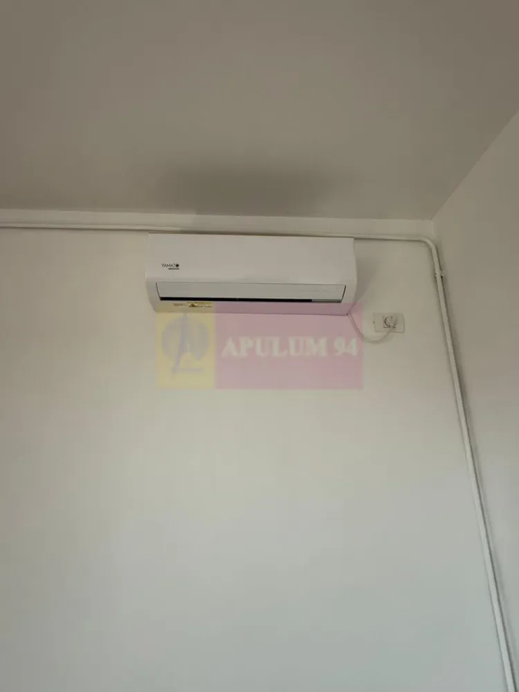 Garsoniera, 38mp, zona metrou Piata Sudului - Vă propunem spre vanzare garsoniera, situata într-o zonă deosebit de atractivă, la cateva minute de stația de Metrou Piata Sudului - zona Nitu Vasile (Rondul cu Flori).
Garsoniera este semidecomandata, etaj 10 din 10 intr-un bloc mixt de apartamente din 1969 in curs de anvelopare, cu scara curata, cu acces rapid la toate facilitățile urbane. Proaspăt renovată (complet de la zero): Instalație electrică complet nouă; Instalație sanitara complet nouă; Gresie, faianță, parchet, uși interioare – totul nou; Aer condiționat. Luminoasă și cu o priveliște deschisă - oferă vedere liberă, lumină naturală pe tot parcursul zilei. În plus, nu este mobilată, ceea ce îți oferă libertatea să o amenajezi cum vrei. Potrivită atât pentru locuit, cât și pentru investiție - se închiriază ușor datorită zonei și suprafeței. 
Avantajele zonei: Proximitate față de Piața Straduintei: acces rapid la servicii medicale de calitate, la transport: Metrou Piața Sudului, precum și multiple linii STB. Centre comerciale și piețe: Piața Sudului, Sun Plaza Shopping Center si Grand Arena în apropiere, oferind acces la supermarketuri, restaurante, magazine și zone de recreere. Instituții educaționale: Școli și grădinițe bine cotate la mică distanță, facilitând accesul copiilor la educație de calitate. Parcuri și zone verzi: Parcul Tineretului și Oraselul Copiilor la o distanță scurtă, ideale pentru plimbări în aer liber și activități recreative. Cartier sigur și bine întreținut, ideal pentru familii, cu acces rapid la centrele de interes urban, dar și liniște și siguranță. 
Aceasta locatie este o oportunitate excelentă pentru cei care doresc un stil de viață activ, dar și liniștit, în mijlocul unui cartier verde și bine conectat.
Proprietatea este disponibila imediat.
Comision agentie 3% + tva din pretul de vanzare.
Pentru mai multe detalii sau pentru a programa o vizionare, nu ezitați să ne contactați – Cristi/ Apulum 94/ Tel. Mobil: (004) 0733683462 !