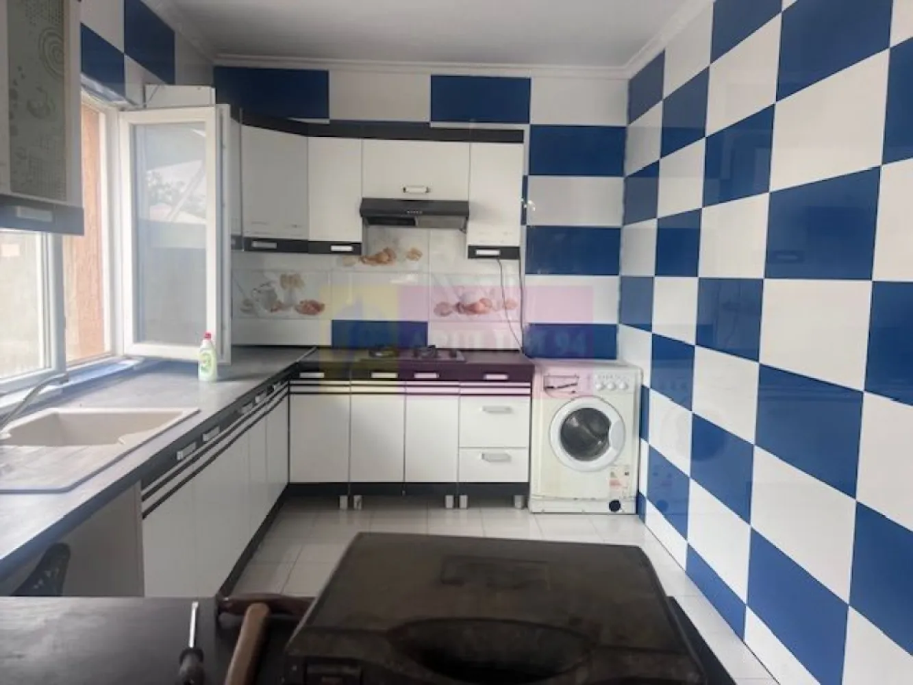 Casa parter+etaj Soseaua Giurgiului- Ferentari. - Compania imobiliara Apulum94 va propune o casa P+1, situata in microzona Sos Giurgiului- str Liniei. 
Terenul are o suprafata totala de 324 mp, cu deschidere de 8 ml. Amprenta casei este de 59,40 mp , iar supradata utila a casei este de 103,24 mp. 
Din punct de vedere functional si dimensional locuinta se prezinta astfel:
a) la Parter: living= 32,32 mp, bucatarie= 11,49 mp; baie= 6,96 mp.
b) la Etaj; camera= 18,87 mp; camera= 20,28 mp; baie= 4,79mp; casa scarii= 6,13mp; balcon= 6,86 mp. 
Vila este construita din beton si BCA, cu placa de beton intre parter si etaj. Acoperisul este de tip astereala din lemn cu invelitoarea din tabla tip Lindab. 
Casa este racordata la curent, are put cu hidrofor si fosa septica. Gazele sunt la o distanta de aproximativ 80 metri. 
In interior casa are finisaje medii- gresie, faianta, parchet termopan, obiecte sanitare. Se doreste a se vinde partial mobilata si utilata. 
Pentru mai multe detalii si vizionare nu ezitati sa ma contactati pe nr 0733683446- Laura Ionescu.