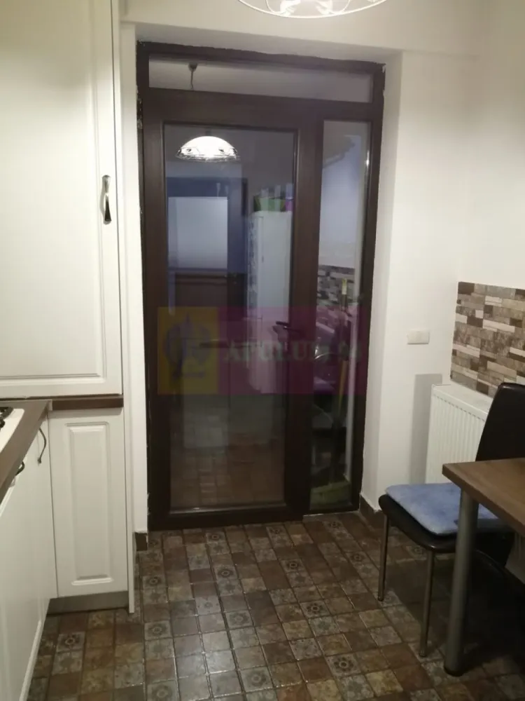Duplex 3 camere cu scara interioara Bragadiru - Smardan-Libertatii. - Compania imobiliara Apulum 94 va propune un apartament de 3 camere cu scara siterioara situat la etajul 3+ Mansarda, intr-un imobil P+3+M situat in Bragadiru, in apropiere de intersectia strazii Smardan cu strada Libertatii. 
Imobilul este construit in 2013 din beton si caramida si este izolat termic pe exterior.
Apartamentul are o impartire si o dispunere foarte buna, avand pe primul nivel un hol generos, 1 baie, un living si o terasa de 12 mp, iar pe etajul de sus 2 dormitoare, un hol si o baie . 
Interiorul este finista in totalitate, are aer conditionat. 
Se doreste a se vinde mobilat si utilat.
Beneficiaza si de loc de paracare mai mare unde incap 2 masini. 
Zona este usor accesibila fiind apropiata de statia de autobuz, gradinita, scoala, hypermarket. 
Pentru vizionare si alte detalii nu ezitati sa ma contactatie pe nr 0733683446- Laura Ionescu.