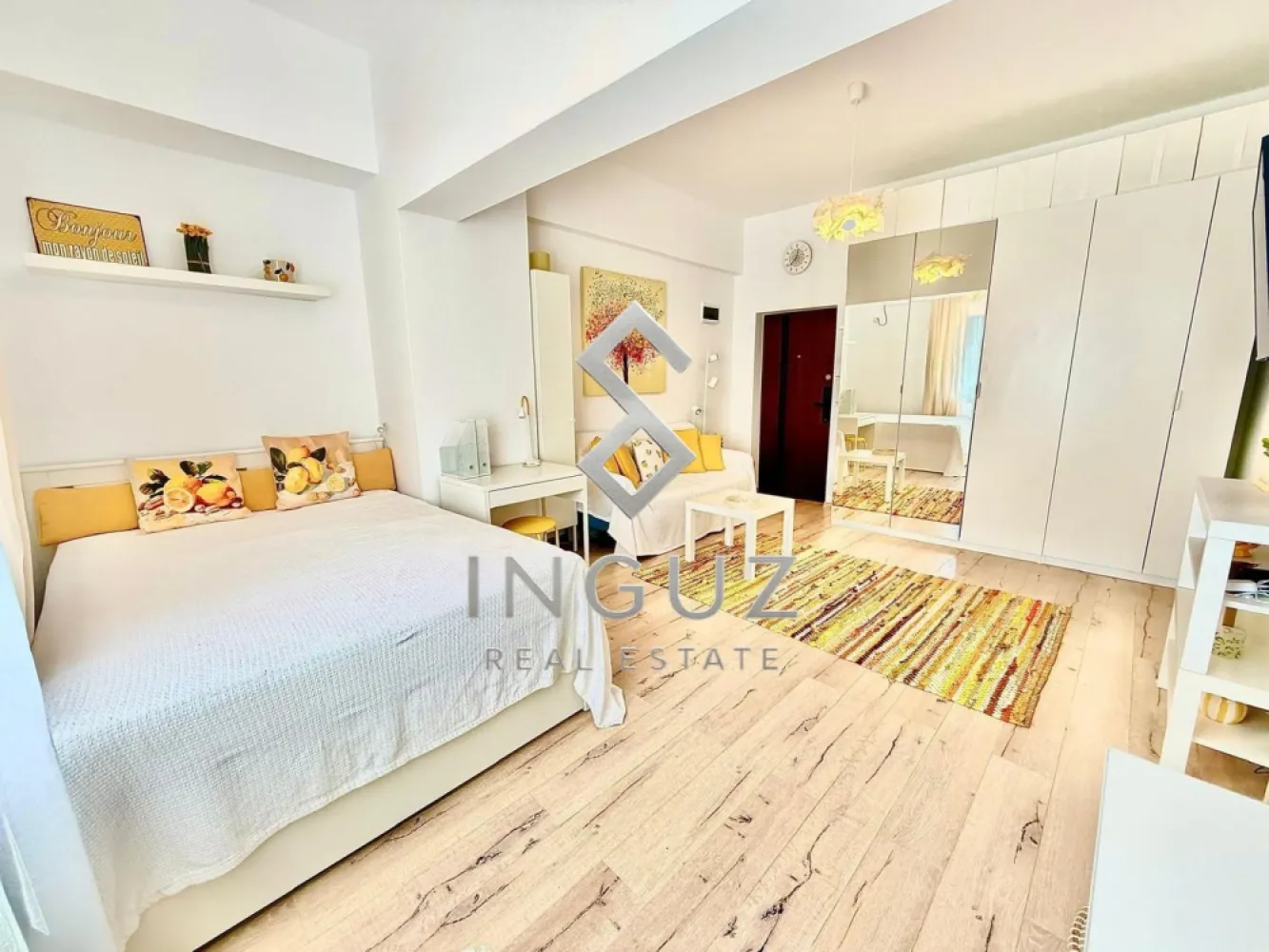 PRIMA ÎNCHIRIERE DUPĂ RENOVARE – Studio Premium New City Residence - PRIMA ÎNCHIRIERE DUPĂ RENOVARE | Studio Premium – New City Residence – Dristor ⬇️ العربية بالأسفل ⬇️

DIRECT PROPRIETAR | Comision agenție: 50%

Descoperă un studio elegant și complet renovat, situat în prestigiosul complex New City Residence 2018, la doar 6 minute de metrou Dristor. Un spațiu modern, luminos și atent amenajat, inspirat din atmosfera relaxantă a coastei Amalfi, perfect pentru cei care își doresc confort, stil și acces rapid către orice punct important al orașului.

Localizare excelentă:
• Bd. Mihai Bravu – intersecție cu Dristor
• 30 secunde până la stația de tramvai
• 6 minute până la metrou Dristor
• 1 minut Kaufland
• Acces imediat la KFC, Mesopotamia, Pepco, Jysk, DM, Takko, Deichmann și alte magazine/restaurante

Despre apartament:
• Studio 34 mp
• Etaj 2 din 12
• Prima închiriere după renovare completă – Mai 2026
• Mobilat și utilat complet, inclusiv decorațiuni exact ca în imagini
• Atmosferă premium și foarte primitoare

Renovări & Dotări Premium:
• Gresie și faianță noi în baie și bucătărie
• Obiecte sanitare complet noi
• Zugrăvit integral
• Jaluzele exterioare din aluminiu pentru confort termic și liniște
• Plase de țânțari
• Saltea nouă
• Centrală proprie cu termostat
• Aer condiționat
• Plită pe inducție
• Cuptor electric + cuptor cu microunde
• Frigider încorporat
• Espressor DeLonghi cu funcție de măcinare boabe
• Mașină de spălat rufe

Facilități bloc:
• Hol modern renovat recent
• 2 lifturi
• Supraveghere video 24/24

Vecinătăți:
InCity Residence, Baba Novac, Mall Vitan, ParkLake, Parc IOR, Piața Muncii, Decebal, Alba Iulia, Nerva Traian, Vitan Residence.

Animalele de companie nu sunt permise.

أول إيجار بعد تجديد كامل | ستوديو فاخر – New City Residence – Dristor

من المالك مباشرة | عمولة المكتب 50٪

فرصة مميزة لاستئجار ستوديو حديث وفاخر داخل مجمع New City Residence 2018، على بعد 6 دقائق فقط من مترو Dristor. تصميم أنيق وأجواء مستوحاة من ساحل Amalfi الإيطالي، ليمنحك شعور الراحة والفخامة يوميًا.

موقع ممتاز:
• Mihai Bravu – تقاطع Dristor
• 30 ثانية من محطة الترام
• 6 دقائق من مترو Dristor
• دقيقة واحدة من Kaufland
• قريب جدًا من جميع الخدمات والمطاعم والمحلات التجارية

تفاصيل الشقة:
• ستوديو 34 متر مربع
• الطابق 2 من 12
• أول إيجار بعد تجديد كامل – مايو 2026
• مفروش ومجهز بالكامل مع جميع الديكورات كما في الصور
• تصميم عصري وأجواء راقية جدًا

التجهيزات والمميزات:
• سيراميك وتجديد كامل للمطبخ والحمام
• جميع الأدوات الصحية جديدة
• دهان كامل للشقة
• ستائر ألمنيوم خارجية لعزل ممتاز وراحة أثناء النوم
• شبك للحشرات
• مرتبة جديدة
• تدفئة مركزية خاصة مع ترموستات
• تكييف
• موقد Induction
• فرن كهربائي + ميكروويف
• ثلاجة مدمجة
• ماكينة قهوة DeLonghi مع طحن البن
• غسالة ملابس

مميزات المبنى:
• مدخل حديث وفخم
• مصعدين
• كاميرات مراقبة 24/24

غير مسموح بالحيوانات الأليفة.

Inguz Real Estate
📱 +40 774 017 567
📱 +40 724 922 092
✉️ info.inguzrealestate.com