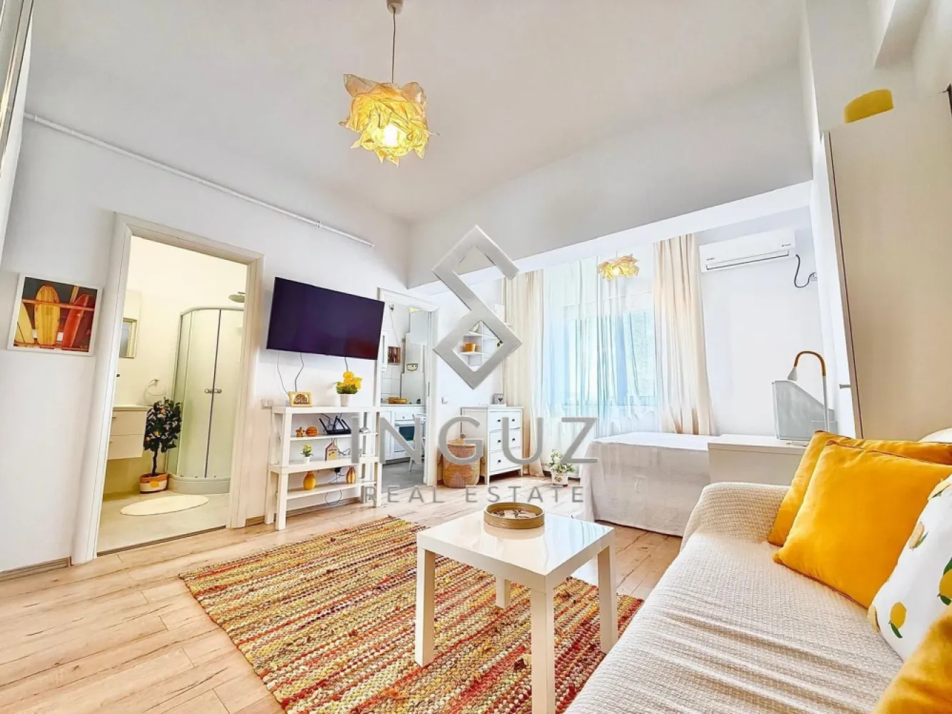 PRIMA ÎNCHIRIERE DUPĂ RENOVARE – Studio Premium New City Residence - PRIMA ÎNCHIRIERE DUPĂ RENOVARE | Studio Premium – New City Residence – Dristor ⬇️ العربية بالأسفل ⬇️

DIRECT PROPRIETAR | Comision agenție: 50%

Descoperă un studio elegant și complet renovat, situat în prestigiosul complex New City Residence 2018, la doar 6 minute de metrou Dristor. Un spațiu modern, luminos și atent amenajat, inspirat din atmosfera relaxantă a coastei Amalfi, perfect pentru cei care își doresc confort, stil și acces rapid către orice punct important al orașului.

Localizare excelentă:
• Bd. Mihai Bravu – intersecție cu Dristor
• 30 secunde până la stația de tramvai
• 6 minute până la metrou Dristor
• 1 minut Kaufland
• Acces imediat la KFC, Mesopotamia, Pepco, Jysk, DM, Takko, Deichmann și alte magazine/restaurante

Despre apartament:
• Studio 34 mp
• Etaj 2 din 12
• Prima închiriere după renovare completă – Mai 2026
• Mobilat și utilat complet, inclusiv decorațiuni exact ca în imagini
• Atmosferă premium și foarte primitoare

Renovări & Dotări Premium:
• Gresie și faianță noi în baie și bucătărie
• Obiecte sanitare complet noi
• Zugrăvit integral
• Jaluzele exterioare din aluminiu pentru confort termic și liniște
• Plase de țânțari
• Saltea nouă
• Centrală proprie cu termostat
• Aer condiționat
• Plită pe inducție
• Cuptor electric + cuptor cu microunde
• Frigider încorporat
• Espressor DeLonghi cu funcție de măcinare boabe
• Mașină de spălat rufe

Facilități bloc:
• Hol modern renovat recent
• 2 lifturi
• Supraveghere video 24/24

Vecinătăți:
InCity Residence, Baba Novac, Mall Vitan, ParkLake, Parc IOR, Piața Muncii, Decebal, Alba Iulia, Nerva Traian, Vitan Residence.

Animalele de companie nu sunt permise.

أول إيجار بعد تجديد كامل | ستوديو فاخر – New City Residence – Dristor

من المالك مباشرة | عمولة المكتب 50٪

فرصة مميزة لاستئجار ستوديو حديث وفاخر داخل مجمع New City Residence 2018، على بعد 6 دقائق فقط من مترو Dristor. تصميم أنيق وأجواء مستوحاة من ساحل Amalfi الإيطالي، ليمنحك شعور الراحة والفخامة يوميًا.

موقع ممتاز:
• Mihai Bravu – تقاطع Dristor
• 30 ثانية من محطة الترام
• 6 دقائق من مترو Dristor
• دقيقة واحدة من Kaufland
• قريب جدًا من جميع الخدمات والمطاعم والمحلات التجارية

تفاصيل الشقة:
• ستوديو 34 متر مربع
• الطابق 2 من 12
• أول إيجار بعد تجديد كامل – مايو 2026
• مفروش ومجهز بالكامل مع جميع الديكورات كما في الصور
• تصميم عصري وأجواء راقية جدًا

التجهيزات والمميزات:
• سيراميك وتجديد كامل للمطبخ والحمام
• جميع الأدوات الصحية جديدة
• دهان كامل للشقة
• ستائر ألمنيوم خارجية لعزل ممتاز وراحة أثناء النوم
• شبك للحشرات
• مرتبة جديدة
• تدفئة مركزية خاصة مع ترموستات
• تكييف
• موقد Induction
• فرن كهربائي + ميكروويف
• ثلاجة مدمجة
• ماكينة قهوة DeLonghi مع طحن البن
• غسالة ملابس

مميزات المبنى:
• مدخل حديث وفخم
• مصعدين
• كاميرات مراقبة 24/24

غير مسموح بالحيوانات الأليفة.

Inguz Real Estate
📱 +40 774 017 567
📱 +40 724 922 092
✉️ info.inguzrealestate.com