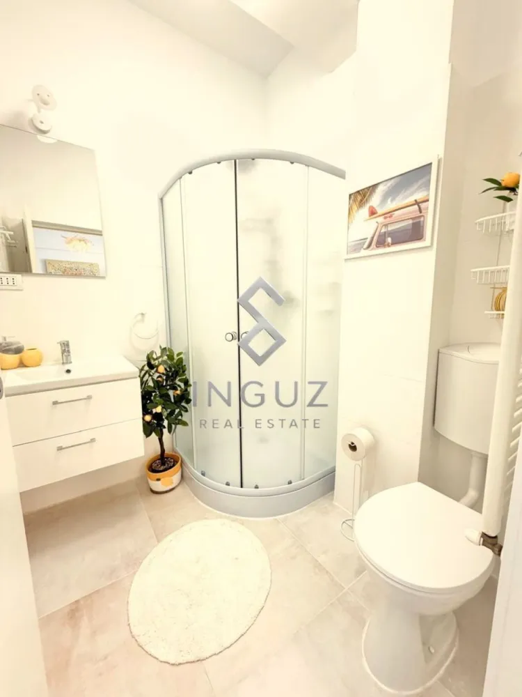 PRIMA ÎNCHIRIERE DUPĂ RENOVARE – Studio Premium New City Residence - PRIMA ÎNCHIRIERE DUPĂ RENOVARE | Studio Premium – New City Residence – Dristor ⬇️ العربية بالأسفل ⬇️

DIRECT PROPRIETAR | Comision agenție: 50%

Descoperă un studio elegant și complet renovat, situat în prestigiosul complex New City Residence 2018, la doar 6 minute de metrou Dristor. Un spațiu modern, luminos și atent amenajat, inspirat din atmosfera relaxantă a coastei Amalfi, perfect pentru cei care își doresc confort, stil și acces rapid către orice punct important al orașului.

Localizare excelentă:
• Bd. Mihai Bravu – intersecție cu Dristor
• 30 secunde până la stația de tramvai
• 6 minute până la metrou Dristor
• 1 minut Kaufland
• Acces imediat la KFC, Mesopotamia, Pepco, Jysk, DM, Takko, Deichmann și alte magazine/restaurante

Despre apartament:
• Studio 34 mp
• Etaj 2 din 12
• Prima închiriere după renovare completă – Mai 2026
• Mobilat și utilat complet, inclusiv decorațiuni exact ca în imagini
• Atmosferă premium și foarte primitoare

Renovări & Dotări Premium:
• Gresie și faianță noi în baie și bucătărie
• Obiecte sanitare complet noi
• Zugrăvit integral
• Jaluzele exterioare din aluminiu pentru confort termic și liniște
• Plase de țânțari
• Saltea nouă
• Centrală proprie cu termostat
• Aer condiționat
• Plită pe inducție
• Cuptor electric + cuptor cu microunde
• Frigider încorporat
• Espressor DeLonghi cu funcție de măcinare boabe
• Mașină de spălat rufe

Facilități bloc:
• Hol modern renovat recent
• 2 lifturi
• Supraveghere video 24/24

Vecinătăți:
InCity Residence, Baba Novac, Mall Vitan, ParkLake, Parc IOR, Piața Muncii, Decebal, Alba Iulia, Nerva Traian, Vitan Residence.

Animalele de companie nu sunt permise.

أول إيجار بعد تجديد كامل | ستوديو فاخر – New City Residence – Dristor

من المالك مباشرة | عمولة المكتب 50٪

فرصة مميزة لاستئجار ستوديو حديث وفاخر داخل مجمع New City Residence 2018، على بعد 6 دقائق فقط من مترو Dristor. تصميم أنيق وأجواء مستوحاة من ساحل Amalfi الإيطالي، ليمنحك شعور الراحة والفخامة يوميًا.

موقع ممتاز:
• Mihai Bravu – تقاطع Dristor
• 30 ثانية من محطة الترام
• 6 دقائق من مترو Dristor
• دقيقة واحدة من Kaufland
• قريب جدًا من جميع الخدمات والمطاعم والمحلات التجارية

تفاصيل الشقة:
• ستوديو 34 متر مربع
• الطابق 2 من 12
• أول إيجار بعد تجديد كامل – مايو 2026
• مفروش ومجهز بالكامل مع جميع الديكورات كما في الصور
• تصميم عصري وأجواء راقية جدًا

التجهيزات والمميزات:
• سيراميك وتجديد كامل للمطبخ والحمام
• جميع الأدوات الصحية جديدة
• دهان كامل للشقة
• ستائر ألمنيوم خارجية لعزل ممتاز وراحة أثناء النوم
• شبك للحشرات
• مرتبة جديدة
• تدفئة مركزية خاصة مع ترموستات
• تكييف
• موقد Induction
• فرن كهربائي + ميكروويف
• ثلاجة مدمجة
• ماكينة قهوة DeLonghi مع طحن البن
• غسالة ملابس

مميزات المبنى:
• مدخل حديث وفخم
• مصعدين
• كاميرات مراقبة 24/24

غير مسموح بالحيوانات الأليفة.

Inguz Real Estate
📱 +40 774 017 567
📱 +40 724 922 092
✉️ info.inguzrealestate.com