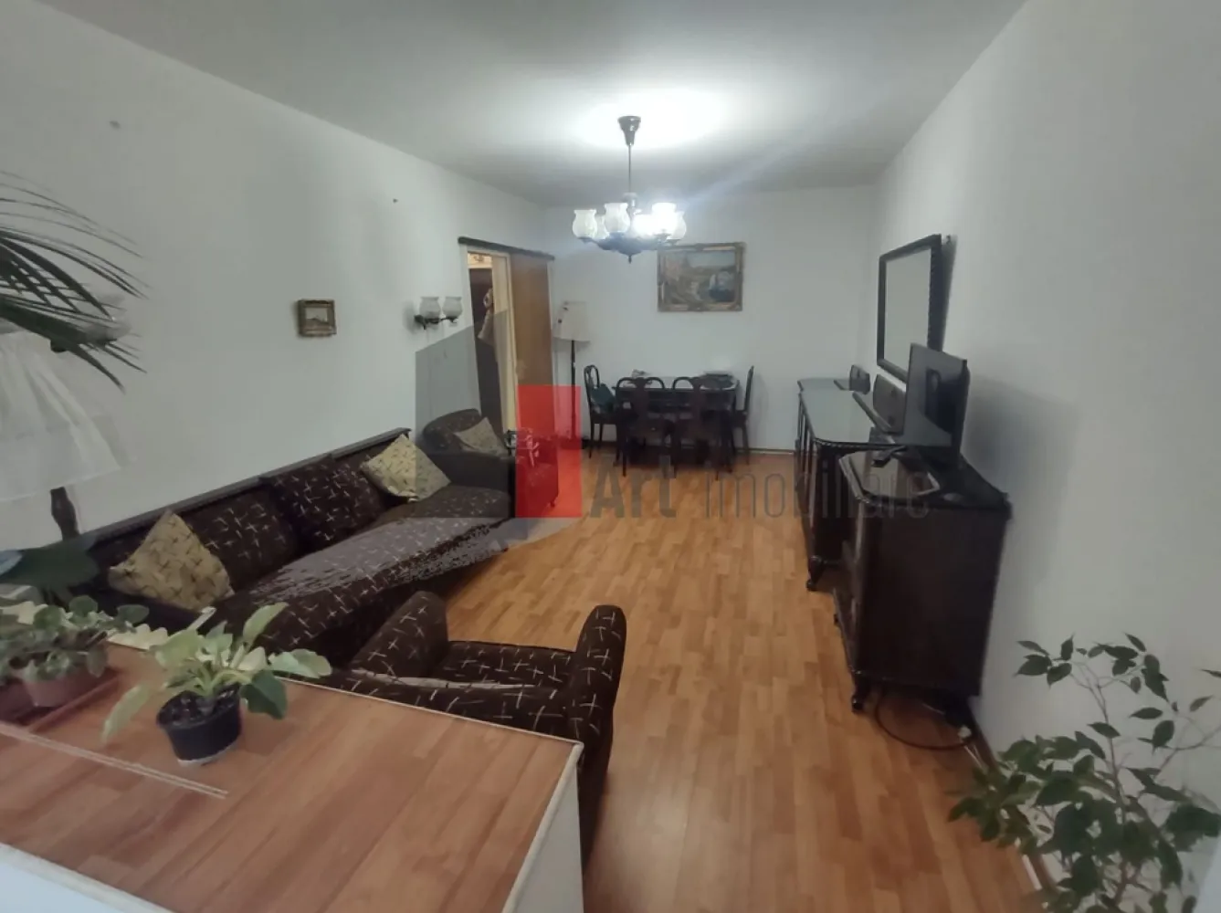 Vânzare apartament 3 camere Bd. Obregia - Pța Străduinței - Vă prezint spre achiziție un apartament decomandat de 3 camere, luminos, pretabil atât pentru locuit, cât și ca investiție, pentru închiriat.
Apartamentul este situat la etajul 3/10. Deși imobilul nu este încă izolat termic, proprietarii au schimbat geamurile cu unele termopan. Locuința este contorizată la gaz, fiind trasă țeavă de gaz în bucătărie, ceea ce facilitează instalarea unei centrale termice.
În apartament sunt spații generoase de depozitare.
Baia a fost complet renovată.
Apartamentul se poate preda mobilat și utilat, ca în poze. 

În apropiere sunt Creșa Degețica, Școlile 108 și 194, Liceul Octav Onicescu, Piața Berceni Sud. Stația de metrou Piața Sudului și Sun Plaza, respectiv Grand Arena, Hornbach sunt la 10 minute de mers cu mijloacele de transport.
Actele sunt pregătite.
Imobilul nu este încadrat în nici o clasă de risc sau de urgență.

Pentru informații și programarea unei vizionări vă stau cu drag la dispoziție!