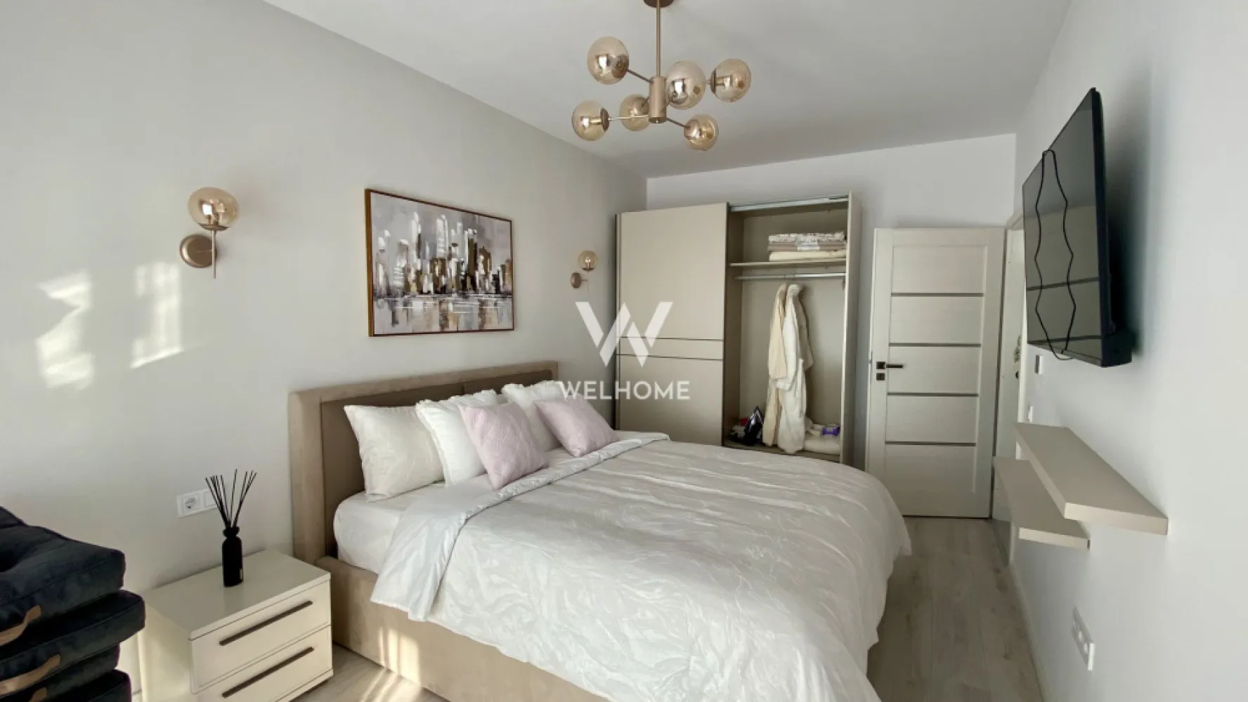 Chirie apartament 2 camere la Vila cartier DaVinci Sibiu - Spre chirie un superb apartament cu 2 camere la vila într-un cartier tânăr - "DaVinci" situat in zona de vest al Sibiului. SU: 54mp. Terasa: 18mp. Etaj: Parter (înalt). Construcție noua (finalizată in 2025). Prima inchiriere. Mobilat si utilat ergonomic astfel într-un cât totul este comod si util. Tâmplărie "Salamander" in 3 foi de sticla + jaluzele electrice. Compartimentare: - Hol cu dulapuri de depozitare. - Living cu bucătărie open-space cu acces in terasă. - Dormitor cu geamuri vitrate si acces in terassa. - Baie cu dus tip Walk-In. - - Loc de parcare privat. Chirie ideală pentru persoane care activează in zona industrială. Acces la transport public, ruta 510. Magazin alimentar la intrare in cartier. Preț: 480euro/luna. Contract (declarat la ANAF) pe 12luni cu posibilitate de prelungire. Se percepe comision către agenție. Mai multe detalii la tel: 0745 99 55 37 Mihai }}