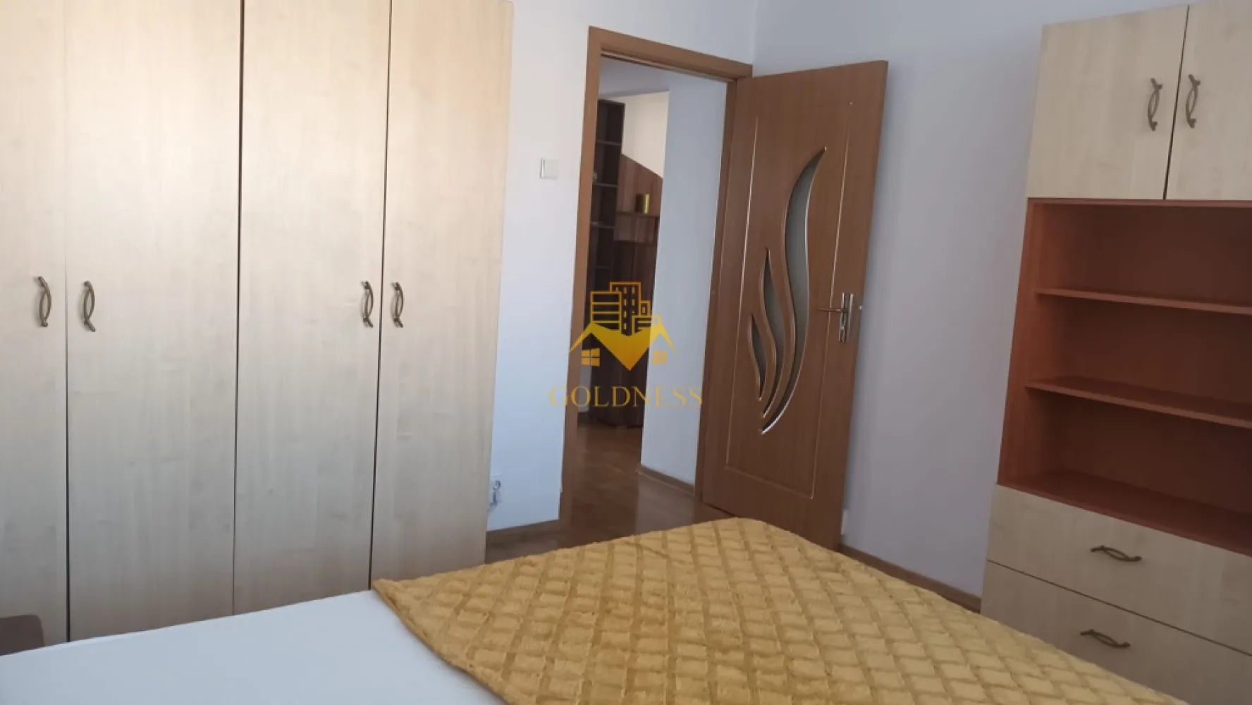 2 camere decomandate, Intre Lacuri, Iulius Mall, FSEGA, Profi, Auchan - GOLDNESS Imobiliare vă propune spre închiriere un apartament cu 2 camere complet mobilat și utilat, la etajul 3 într-un imobil de 4 etaje, în Cartierul Intre Lacuri.
Posibilitate de parcare la liber în zona!
Se află în apropierea stațiilor de transport în comun, magazine, restaurante, spații verzi, farmacii, etc. 

Apartamentul este compartimentat astfel:
 - dormitor cu pat matrimonial, dressing, noptiere
 - living cu canapea extensibilă 
 - bucătărie complet utilată și mobilată, loc de servit masa 
 - baie cu cada, calorifer port prosop și dulap pentru depozitare.
 - balcon 6mp.

Imobilul este dotat cu toate cele necesare- centrală proprie, frigider, aragaz, hotă, mașină de spălat haine, etc. 

Dacă sunteți interesați de acest apartament și doriți să îl vizionați, dar și pentru alte oferte nu ezitați să ne contactați telefonic sau prin e-mail. Vă stăm la dispoziție!
Pentru intermediere se percepe un comision de 50% din prețul chiriei!