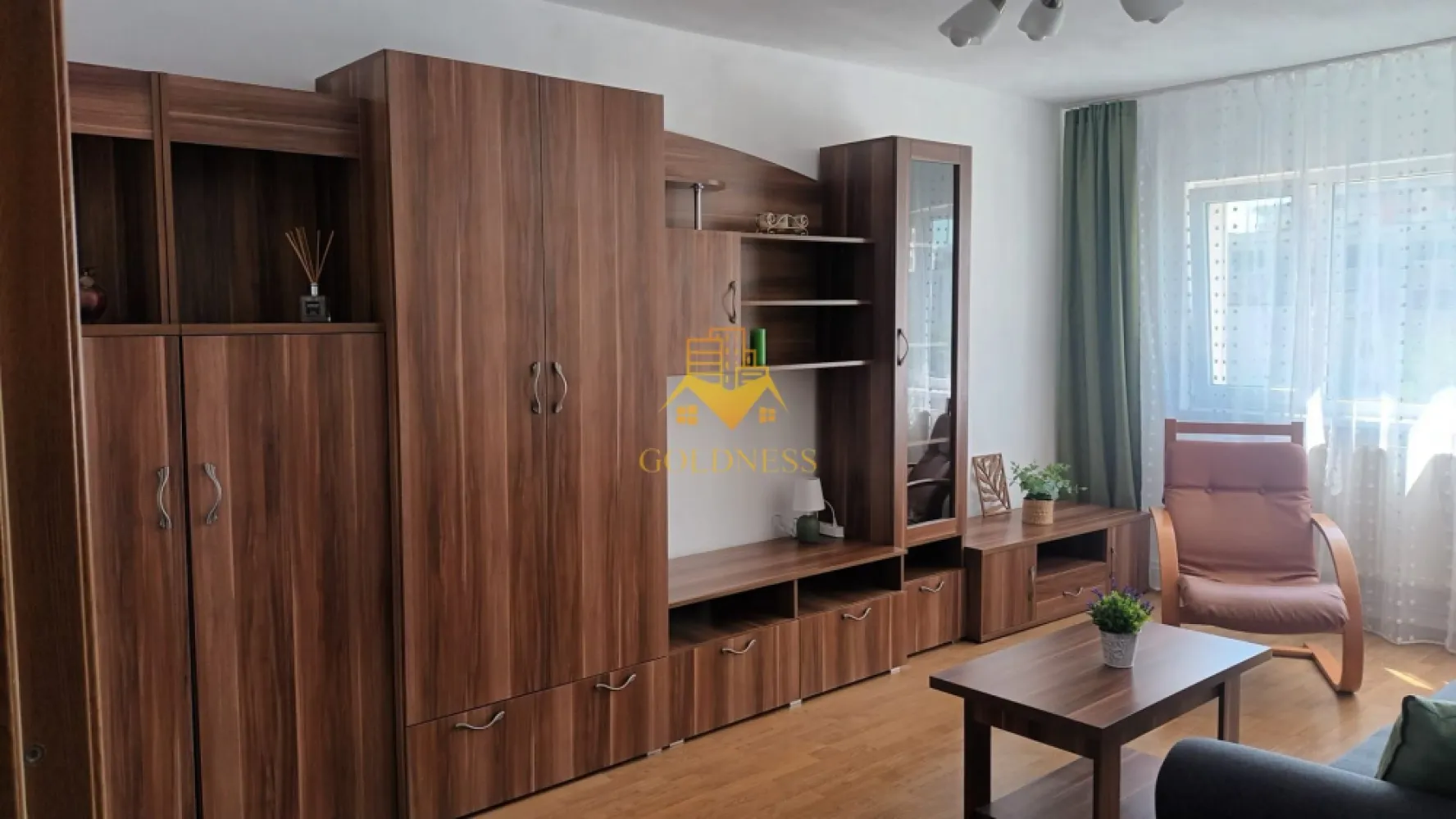 2 camere decomandate, Intre Lacuri, Iulius Mall, FSEGA, Profi, Auchan - GOLDNESS Imobiliare vă propune spre închiriere un apartament cu 2 camere complet mobilat și utilat, la etajul 3 într-un imobil de 4 etaje, în Cartierul Intre Lacuri.
Posibilitate de parcare la liber în zona!
Se află în apropierea stațiilor de transport în comun, magazine, restaurante, spații verzi, farmacii, etc. 

Apartamentul este compartimentat astfel:
 - dormitor cu pat matrimonial, dressing, noptiere
 - living cu canapea extensibilă 
 - bucătărie complet utilată și mobilată, loc de servit masa 
 - baie cu cada, calorifer port prosop și dulap pentru depozitare.
 - balcon 6mp.

Imobilul este dotat cu toate cele necesare- centrală proprie, frigider, aragaz, hotă, mașină de spălat haine, etc. 

Dacă sunteți interesați de acest apartament și doriți să îl vizionați, dar și pentru alte oferte nu ezitați să ne contactați telefonic sau prin e-mail. Vă stăm la dispoziție!
Pentru intermediere se percepe un comision de 50% din prețul chiriei!