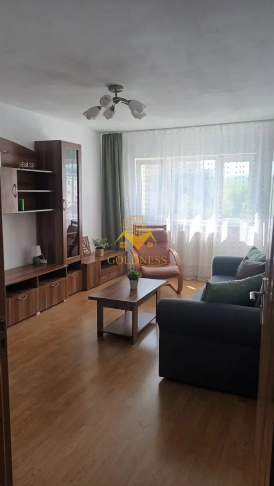 2 camere decomandate, Intre Lacuri, Iulius Mall, FSEGA, Profi, Auchan - GOLDNESS Imobiliare vă propune spre închiriere un apartament cu 2 camere complet mobilat și utilat, la etajul 3 într-un imobil de 4 etaje, în Cartierul Intre Lacuri.
Posibilitate de parcare la liber în zona!
Se află în apropierea stațiilor de transport în comun, magazine, restaurante, spații verzi, farmacii, etc. 

Apartamentul este compartimentat astfel:
 - dormitor cu pat matrimonial, dressing, noptiere
 - living cu canapea extensibilă 
 - bucătărie complet utilată și mobilată, loc de servit masa 
 - baie cu cada, calorifer port prosop și dulap pentru depozitare.
 - balcon 6mp.

Imobilul este dotat cu toate cele necesare- centrală proprie, frigider, aragaz, hotă, mașină de spălat haine, etc. 

Dacă sunteți interesați de acest apartament și doriți să îl vizionați, dar și pentru alte oferte nu ezitați să ne contactați telefonic sau prin e-mail. Vă stăm la dispoziție!
Pentru intermediere se percepe un comision de 50% din prețul chiriei!