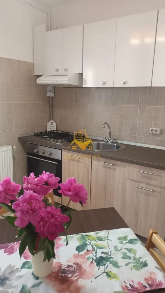 2 camere decomandate, Intre Lacuri, Iulius Mall, FSEGA, Profi, Auchan - GOLDNESS Imobiliare vă propune spre închiriere un apartament cu 2 camere complet mobilat și utilat, la etajul 3 într-un imobil de 4 etaje, în Cartierul Intre Lacuri.
Posibilitate de parcare la liber în zona!
Se află în apropierea stațiilor de transport în comun, magazine, restaurante, spații verzi, farmacii, etc. 

Apartamentul este compartimentat astfel:
 - dormitor cu pat matrimonial, dressing, noptiere
 - living cu canapea extensibilă 
 - bucătărie complet utilată și mobilată, loc de servit masa 
 - baie cu cada, calorifer port prosop și dulap pentru depozitare.
 - balcon 6mp.

Imobilul este dotat cu toate cele necesare- centrală proprie, frigider, aragaz, hotă, mașină de spălat haine, etc. 

Dacă sunteți interesați de acest apartament și doriți să îl vizionați, dar și pentru alte oferte nu ezitați să ne contactați telefonic sau prin e-mail. Vă stăm la dispoziție!
Pentru intermediere se percepe un comision de 50% din prețul chiriei!