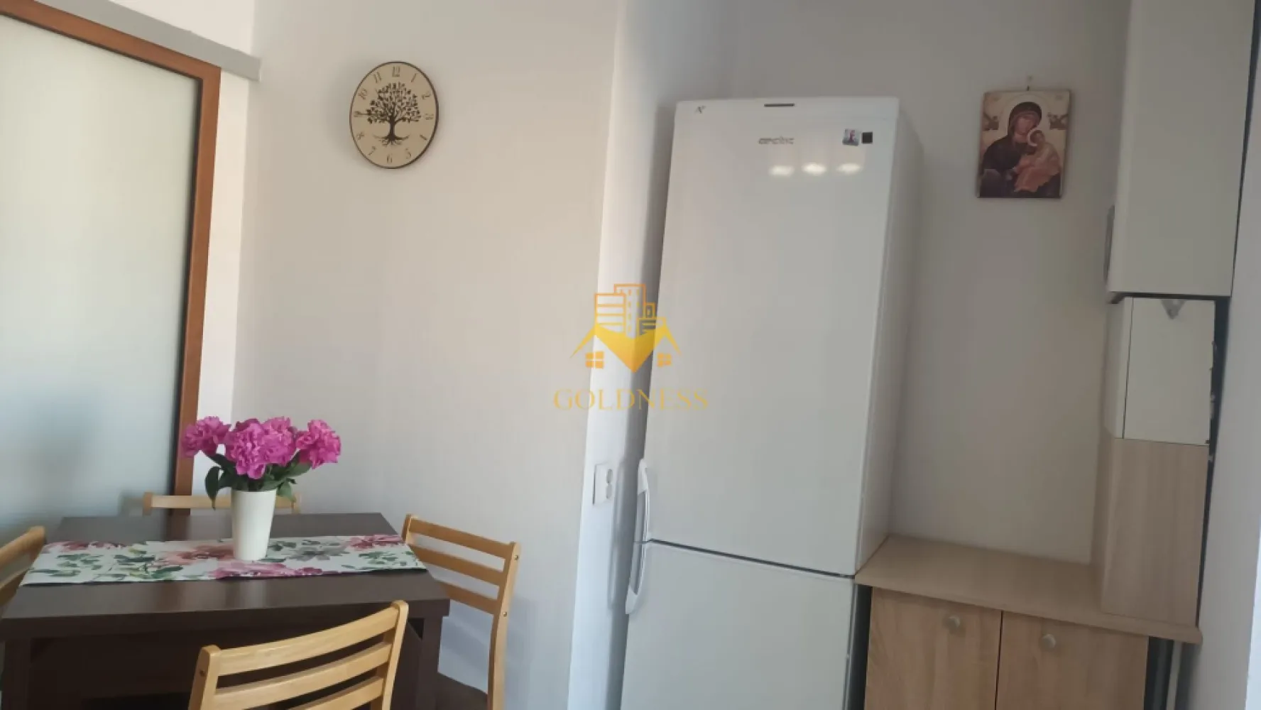 2 camere decomandate, Intre Lacuri, Iulius Mall, FSEGA, Profi, Auchan - GOLDNESS Imobiliare vă propune spre închiriere un apartament cu 2 camere complet mobilat și utilat, la etajul 3 într-un imobil de 4 etaje, în Cartierul Intre Lacuri.
Posibilitate de parcare la liber în zona!
Se află în apropierea stațiilor de transport în comun, magazine, restaurante, spații verzi, farmacii, etc. 

Apartamentul este compartimentat astfel:
 - dormitor cu pat matrimonial, dressing, noptiere
 - living cu canapea extensibilă 
 - bucătărie complet utilată și mobilată, loc de servit masa 
 - baie cu cada, calorifer port prosop și dulap pentru depozitare.
 - balcon 6mp.

Imobilul este dotat cu toate cele necesare- centrală proprie, frigider, aragaz, hotă, mașină de spălat haine, etc. 

Dacă sunteți interesați de acest apartament și doriți să îl vizionați, dar și pentru alte oferte nu ezitați să ne contactați telefonic sau prin e-mail. Vă stăm la dispoziție!
Pentru intermediere se percepe un comision de 50% din prețul chiriei!