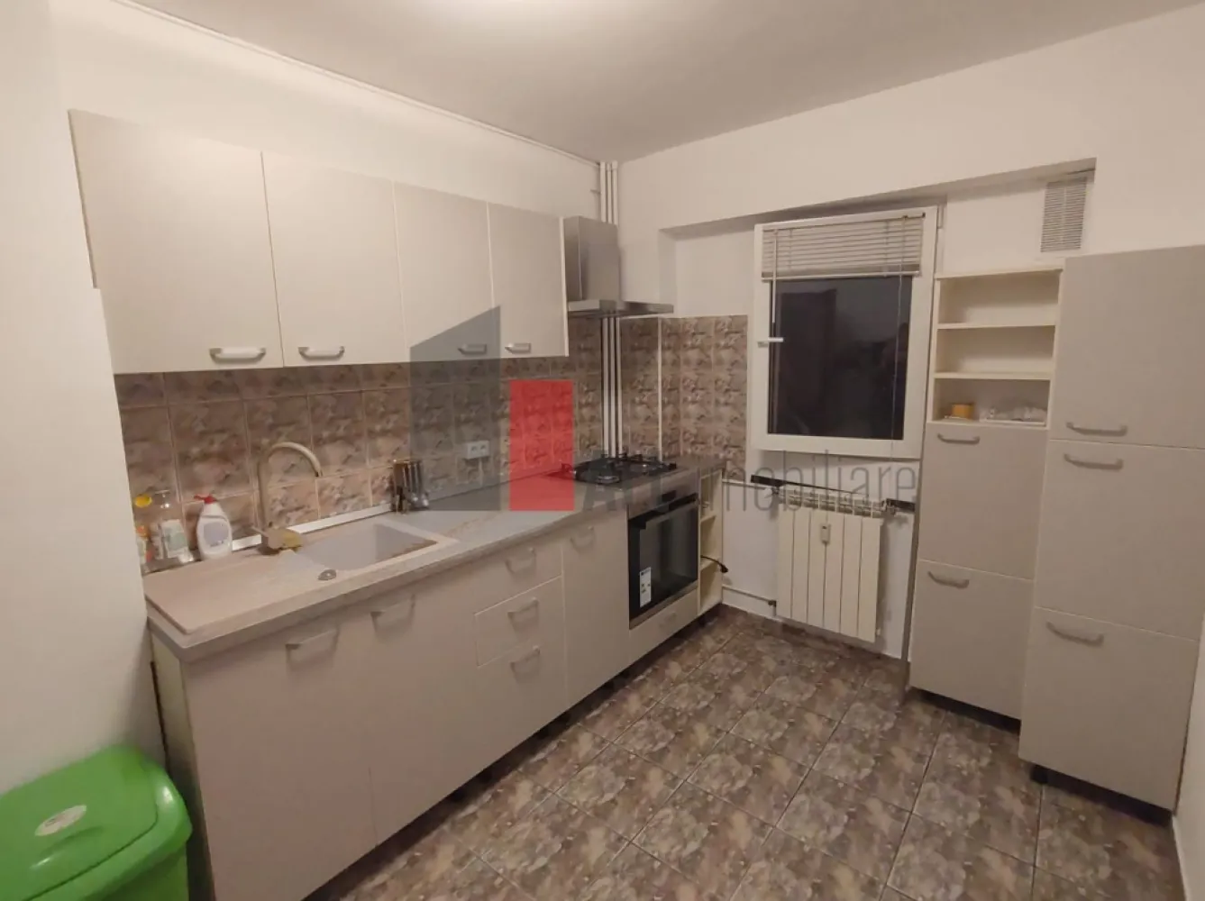 Prima închiriere apartament decomandat 3 camere - Bd. Lacul Tei -Parcul Circului - Vă propun spre închiriere un apartament luminos, decomandat de 3 camere. Situat la etajul 5/10, apartamentul este complet mobilat și utilat, fiind la prima închiriere.

Locuința beneficiază de o compartimentare practică iar bucătăria este spațioasă.
Toate instalațiile sanitare, electrice, termice au fost schimbate. Deși este racordat la sistemul de încălzire al orașului, la baie a fost montat un boiler, pentru apă caldă.
Apartamentul are 2 balcoane mari, închise, unul dintre ele fiind inclus în camera de zi. 
Baia are aerisire naturală, fiind prevăzută cu geam și este dotată cu cabină de duș.
Dressingul din hol este înalt și foarte spațios.

Imobilul nu este inclus în nici o clasă de risc sau de urgență.
Garanție 2 luni: prima achitată la semnarea contractului, a doua în decurs de 2-3 luni.

Imobilul este amplasat într-o zonă foarte bine conectată, fiind la 5 minute de mers pe jos de Parcul Circului și de Circul Metropolitan. În apropiere sunt școli, grădinițe, stația de metrou Ștefan cel Mare, magazine și toate facilitățile necesare unui stil de viață confortabil.
STB: 182, 282, N103; 17, 36; 330, 5.
Nu se acceptă animale de companie.

Pentru mai multe detalii și programarea unei vizionări, vă stau cu drag la dispoziție!