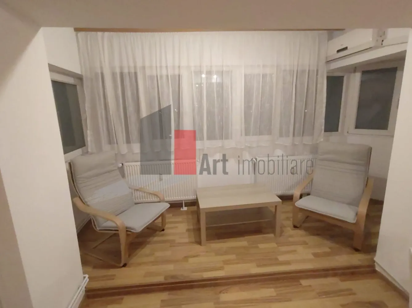 Prima închiriere apartament decomandat 3 camere - Bd. Lacul Tei -Parcul Circului - Vă propun spre închiriere un apartament luminos, decomandat de 3 camere. Situat la etajul 5/10, apartamentul este complet mobilat și utilat, fiind la prima închiriere.

Locuința beneficiază de o compartimentare practică iar bucătăria este spațioasă.
Toate instalațiile sanitare, electrice, termice au fost schimbate. Deși este racordat la sistemul de încălzire al orașului, la baie a fost montat un boiler, pentru apă caldă.
Apartamentul are 2 balcoane mari, închise, unul dintre ele fiind inclus în camera de zi. 
Baia are aerisire naturală, fiind prevăzută cu geam și este dotată cu cabină de duș.
Dressingul din hol este înalt și foarte spațios.

Imobilul nu este inclus în nici o clasă de risc sau de urgență.
Garanție 2 luni: prima achitată la semnarea contractului, a doua în decurs de 2-3 luni.

Imobilul este amplasat într-o zonă foarte bine conectată, fiind la 5 minute de mers pe jos de Parcul Circului și de Circul Metropolitan. În apropiere sunt școli, grădinițe, stația de metrou Ștefan cel Mare, magazine și toate facilitățile necesare unui stil de viață confortabil.
STB: 182, 282, N103; 17, 36; 330, 5.
Nu se acceptă animale de companie.

Pentru mai multe detalii și programarea unei vizionări, vă stau cu drag la dispoziție!