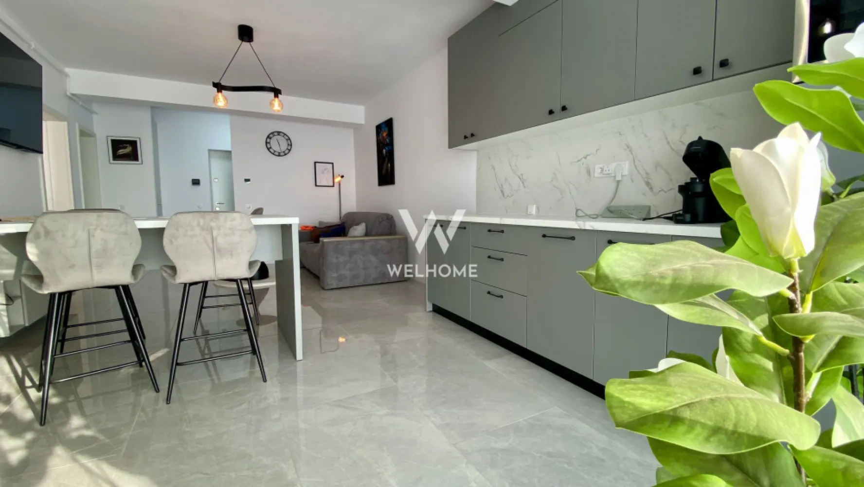 Chirie apartament 2 camere la Vila cartier DaVinci Sibiu - Spre chirie un superb apartament cu 2 camere la vila într-un cartier tânăr - "DaVinci" situat in zona de vest al Sibiului. SU: 54mp. Terasa: 18mp. Etaj: Parter (înalt). Construcție noua (finalizată in 2025). Prima inchiriere. Mobilat si utilat ergonomic astfel într-un cât totul este comod si util. Tâmplărie "Salamander" in 3 foi de sticla + jaluzele electrice. Compartimentare: - Hol cu dulapuri de depozitare. - Living cu bucătărie open-space cu acces in terasă. - Dormitor cu geamuri vitrate si acces in terassa. - Baie cu dus tip Walk-In. - - Loc de parcare privat. Chirie ideală pentru persoane care activează in zona industrială. Acces la transport public, ruta 510. Magazin alimentar la intrare in cartier. Preț: 480euro/luna. Contract (declarat la ANAF) pe 12luni cu posibilitate de prelungire. Se percepe comision către agenție. Mai multe detalii la tel: 0745 99 55 37 Mihai }}