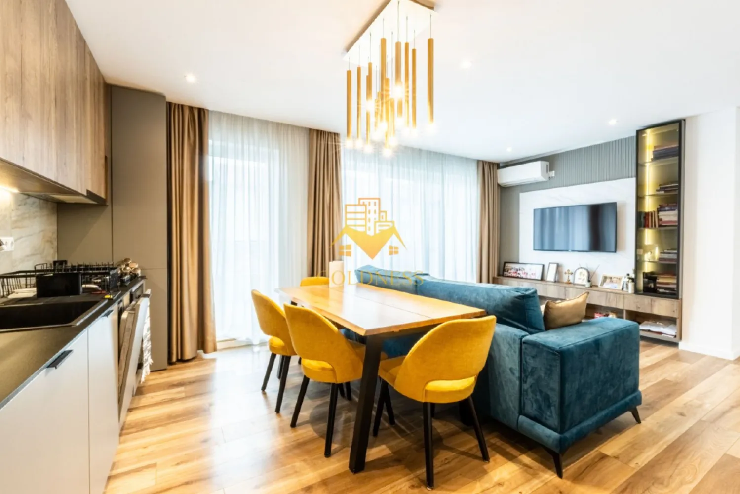 3 camere, Ultrafinisat, bloc nou, terasa, garaj, Marasti Aurel Vlaicu - Goldness Imobiliare propune spre închiriere un apartament de excepție, finalizat în 2025, ce redefinește standardele locuirii premium în Cluj-Napoca. Cu o suprafață utilă de 72 mp și o terasă generoasă de 30 mp — totalul de 102 mp îți oferă un spațiu de viață rar întâlnit. Situat la etajul 3 din 3, terasa este perfectă pentru relaxare sau momente petrecute în aer liber cu familia sau prietenii.

Blocul beneficiază de o clasă energetică excelentă, asigurată prin izolație termică performantă și ferestre cu geam tripan, ce garantează un confort termic superior și facturi reduse pe tot parcursul anului. Căldura este distribuită prin pardoseală, printr-o centrală termică proprie — un sistem modern, eficient și silențios, care asigură o temperatură uniformă în fiecare cameră. Mobilierul, realizat integral la comandă, conferă un aspect elegant și personalizat fiecărui spațiu.

Spațiul de zi impresionează prin designul sofisticat al livingului cu bucătărie open space, complet mobilate și utilate la standarde ridicate. Bucătăria este echipată cu toate electrocasnicele necesare — cuptor, plită, aragaz și spațiu de depozitare inteligent. Livingul dispune de o canapea extensibilă elegantă și soluții generoase de depozitare, oferind atât confort, cât și funcționalitate.

Apartamentul include două dormitoare distincte, fiecare mobilat cu grijă: primul dormitor este dotat cu pat matrimonial și dressing dedicat, ideal pentru intimitate și organizare impecabilă, în timp ce al doilea dormitor dispune de canapea extensibilă și dulap pentru haine — perfect ca a doua cameră de oaspeți sau birou.

Cele două băi premium completează tabloul unui standard de viață superior, finisate cu materiale de calitate și dotări moderne. Confortul este asigurat și prin prezența mașinii de spălat rufe și a uscătorului de haine separat — un detaliu rar întâlnit, apreciat în viața de zi cu zi.

Apartamentul se află într-un bloc nou, situat într-o zonă liniștită, cu acces facil la mijloacele de transport în comun și la magazine. Locul de parcare subteran spațios completează oferta, asigurând confort și siguranță tot timpul anului.

O oportunitate rară pentru cei care nu fac compromisuri în privința calității locuirii.

Pentru intermediere se percepe un comision de 50% tva inclus din prețul chiriei!