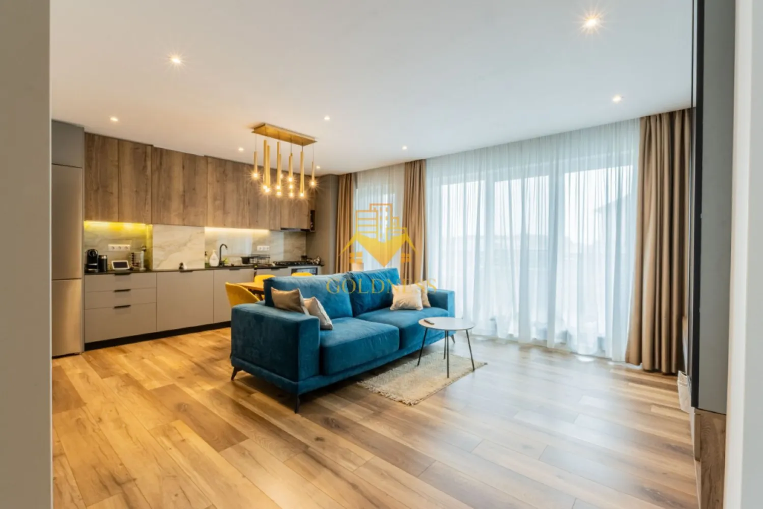 3 camere, Ultrafinisat, bloc nou, terasa, garaj, Marasti Aurel Vlaicu - Goldness Imobiliare propune spre închiriere un apartament de excepție, finalizat în 2025, ce redefinește standardele locuirii premium în Cluj-Napoca. Cu o suprafață utilă de 72 mp și o terasă generoasă de 30 mp — totalul de 102 mp îți oferă un spațiu de viață rar întâlnit. Situat la etajul 3 din 3, terasa este perfectă pentru relaxare sau momente petrecute în aer liber cu familia sau prietenii.

Blocul beneficiază de o clasă energetică excelentă, asigurată prin izolație termică performantă și ferestre cu geam tripan, ce garantează un confort termic superior și facturi reduse pe tot parcursul anului. Căldura este distribuită prin pardoseală, printr-o centrală termică proprie — un sistem modern, eficient și silențios, care asigură o temperatură uniformă în fiecare cameră. Mobilierul, realizat integral la comandă, conferă un aspect elegant și personalizat fiecărui spațiu.

Spațiul de zi impresionează prin designul sofisticat al livingului cu bucătărie open space, complet mobilate și utilate la standarde ridicate. Bucătăria este echipată cu toate electrocasnicele necesare — cuptor, plită, aragaz și spațiu de depozitare inteligent. Livingul dispune de o canapea extensibilă elegantă și soluții generoase de depozitare, oferind atât confort, cât și funcționalitate.

Apartamentul include două dormitoare distincte, fiecare mobilat cu grijă: primul dormitor este dotat cu pat matrimonial și dressing dedicat, ideal pentru intimitate și organizare impecabilă, în timp ce al doilea dormitor dispune de canapea extensibilă și dulap pentru haine — perfect ca a doua cameră de oaspeți sau birou.

Cele două băi premium completează tabloul unui standard de viață superior, finisate cu materiale de calitate și dotări moderne. Confortul este asigurat și prin prezența mașinii de spălat rufe și a uscătorului de haine separat — un detaliu rar întâlnit, apreciat în viața de zi cu zi.

Apartamentul se află într-un bloc nou, situat într-o zonă liniștită, cu acces facil la mijloacele de transport în comun și la magazine. Locul de parcare subteran spațios completează oferta, asigurând confort și siguranță tot timpul anului.

O oportunitate rară pentru cei care nu fac compromisuri în privința calității locuirii.

Pentru intermediere se percepe un comision de 50% tva inclus din prețul chiriei!