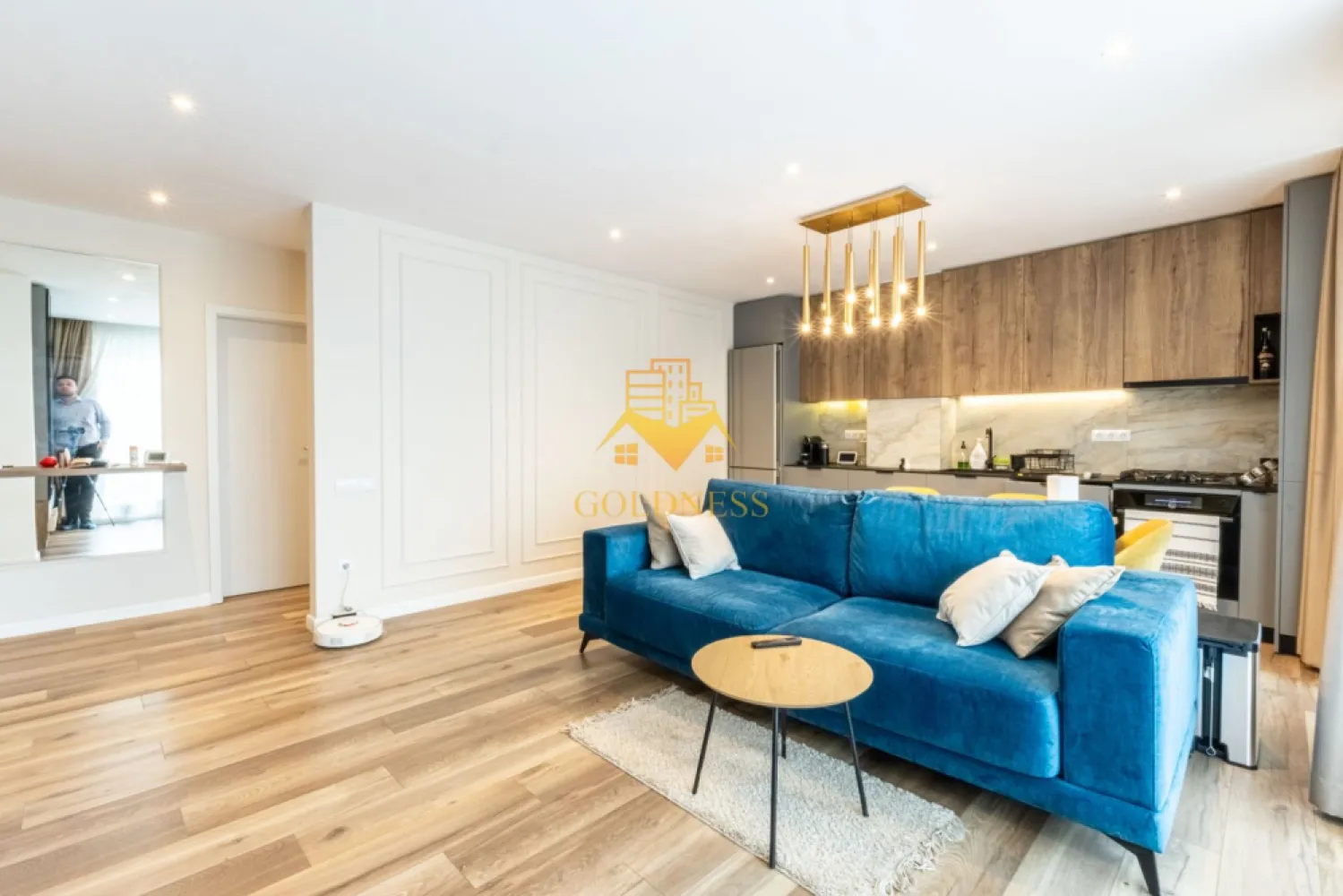 3 camere, Ultrafinisat, bloc nou, terasa, garaj, Marasti Aurel Vlaicu - Goldness Imobiliare propune spre închiriere un apartament de excepție, finalizat în 2025, ce redefinește standardele locuirii premium în Cluj-Napoca. Cu o suprafață utilă de 72 mp și o terasă generoasă de 30 mp — totalul de 102 mp îți oferă un spațiu de viață rar întâlnit. Situat la etajul 3 din 3, terasa este perfectă pentru relaxare sau momente petrecute în aer liber cu familia sau prietenii.

Blocul beneficiază de o clasă energetică excelentă, asigurată prin izolație termică performantă și ferestre cu geam tripan, ce garantează un confort termic superior și facturi reduse pe tot parcursul anului. Căldura este distribuită prin pardoseală, printr-o centrală termică proprie — un sistem modern, eficient și silențios, care asigură o temperatură uniformă în fiecare cameră. Mobilierul, realizat integral la comandă, conferă un aspect elegant și personalizat fiecărui spațiu.

Spațiul de zi impresionează prin designul sofisticat al livingului cu bucătărie open space, complet mobilate și utilate la standarde ridicate. Bucătăria este echipată cu toate electrocasnicele necesare — cuptor, plită, aragaz și spațiu de depozitare inteligent. Livingul dispune de o canapea extensibilă elegantă și soluții generoase de depozitare, oferind atât confort, cât și funcționalitate.

Apartamentul include două dormitoare distincte, fiecare mobilat cu grijă: primul dormitor este dotat cu pat matrimonial și dressing dedicat, ideal pentru intimitate și organizare impecabilă, în timp ce al doilea dormitor dispune de canapea extensibilă și dulap pentru haine — perfect ca a doua cameră de oaspeți sau birou.

Cele două băi premium completează tabloul unui standard de viață superior, finisate cu materiale de calitate și dotări moderne. Confortul este asigurat și prin prezența mașinii de spălat rufe și a uscătorului de haine separat — un detaliu rar întâlnit, apreciat în viața de zi cu zi.

Apartamentul se află într-un bloc nou, situat într-o zonă liniștită, cu acces facil la mijloacele de transport în comun și la magazine. Locul de parcare subteran spațios completează oferta, asigurând confort și siguranță tot timpul anului.

O oportunitate rară pentru cei care nu fac compromisuri în privința calității locuirii.

Pentru intermediere se percepe un comision de 50% tva inclus din prețul chiriei!