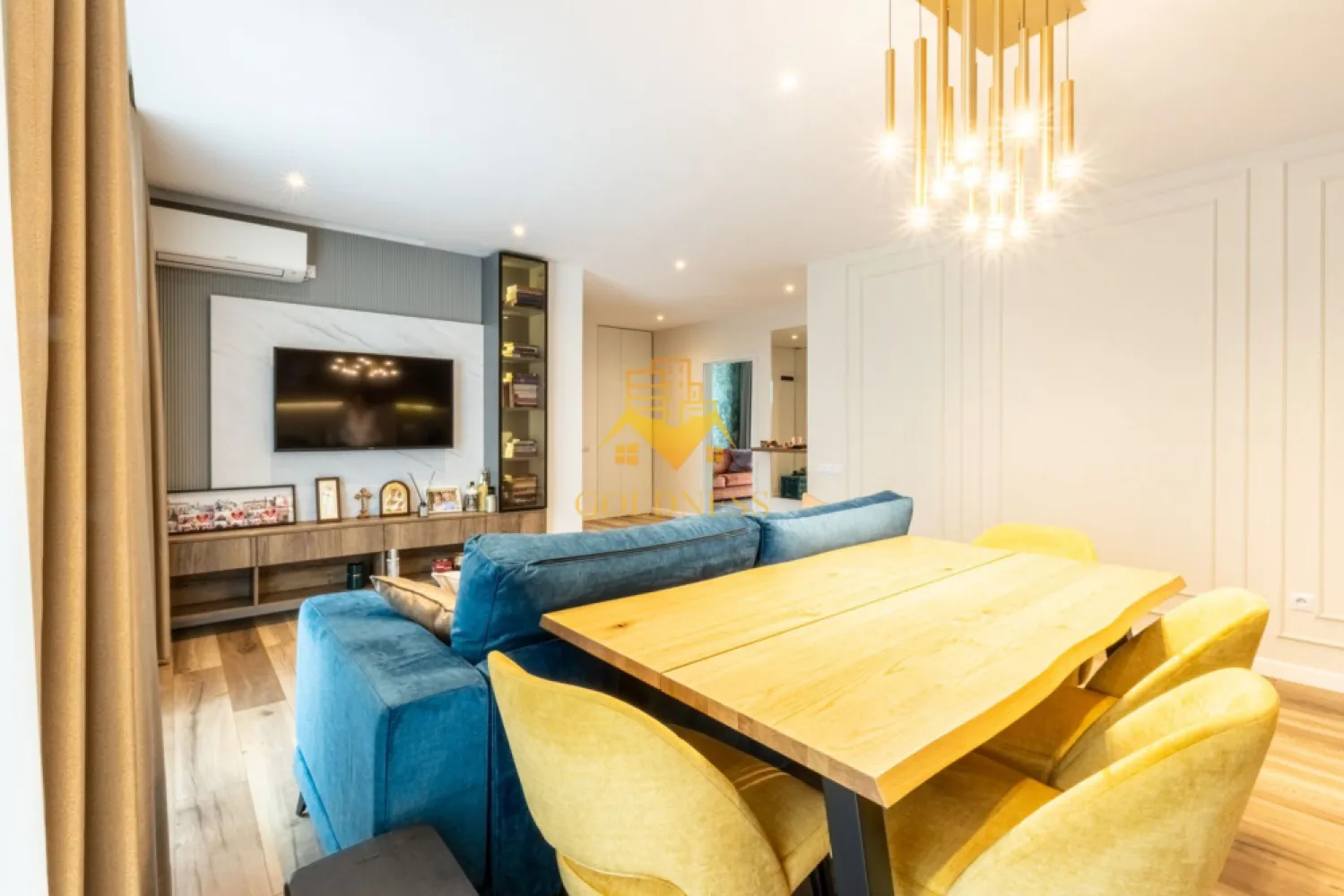 3 camere, Ultrafinisat, bloc nou, terasa, garaj, Marasti Aurel Vlaicu - Goldness Imobiliare propune spre închiriere un apartament de excepție, finalizat în 2025, ce redefinește standardele locuirii premium în Cluj-Napoca. Cu o suprafață utilă de 72 mp și o terasă generoasă de 30 mp — totalul de 102 mp îți oferă un spațiu de viață rar întâlnit. Situat la etajul 3 din 3, terasa este perfectă pentru relaxare sau momente petrecute în aer liber cu familia sau prietenii.

Blocul beneficiază de o clasă energetică excelentă, asigurată prin izolație termică performantă și ferestre cu geam tripan, ce garantează un confort termic superior și facturi reduse pe tot parcursul anului. Căldura este distribuită prin pardoseală, printr-o centrală termică proprie — un sistem modern, eficient și silențios, care asigură o temperatură uniformă în fiecare cameră. Mobilierul, realizat integral la comandă, conferă un aspect elegant și personalizat fiecărui spațiu.

Spațiul de zi impresionează prin designul sofisticat al livingului cu bucătărie open space, complet mobilate și utilate la standarde ridicate. Bucătăria este echipată cu toate electrocasnicele necesare — cuptor, plită, aragaz și spațiu de depozitare inteligent. Livingul dispune de o canapea extensibilă elegantă și soluții generoase de depozitare, oferind atât confort, cât și funcționalitate.

Apartamentul include două dormitoare distincte, fiecare mobilat cu grijă: primul dormitor este dotat cu pat matrimonial și dressing dedicat, ideal pentru intimitate și organizare impecabilă, în timp ce al doilea dormitor dispune de canapea extensibilă și dulap pentru haine — perfect ca a doua cameră de oaspeți sau birou.

Cele două băi premium completează tabloul unui standard de viață superior, finisate cu materiale de calitate și dotări moderne. Confortul este asigurat și prin prezența mașinii de spălat rufe și a uscătorului de haine separat — un detaliu rar întâlnit, apreciat în viața de zi cu zi.

Apartamentul se află într-un bloc nou, situat într-o zonă liniștită, cu acces facil la mijloacele de transport în comun și la magazine. Locul de parcare subteran spațios completează oferta, asigurând confort și siguranță tot timpul anului.

O oportunitate rară pentru cei care nu fac compromisuri în privința calității locuirii.

Pentru intermediere se percepe un comision de 50% tva inclus din prețul chiriei!