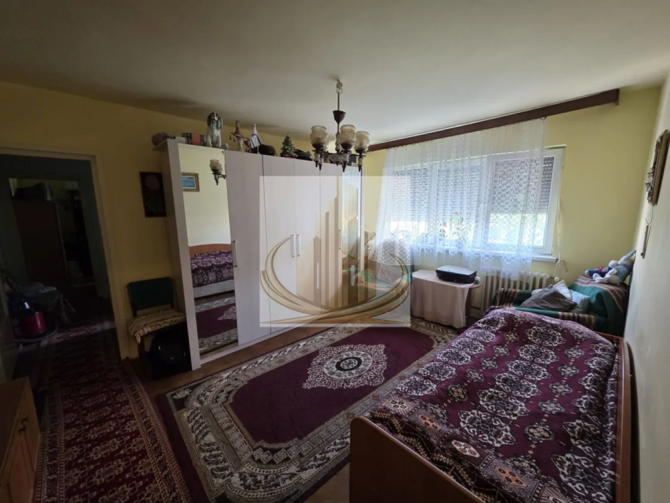 Apartament 4 camere în zona Dacia - Apartament cu 4 camere, situat în zona Dacia, cu suprafață de 60 mp, la etajul 3 din 4. Locuința dispune de centrală termică proprie, geamuri termopan inclusiv la balcon și boxă la subsol.

Disponibil imediat, apartamentul este amplasat într-o zonă cu acces facil la grădinițe, parcuri, magazine și alte puncte de interes, oferind confort și accesibilitate pentru întreaga familie.

ID intern CP3111903