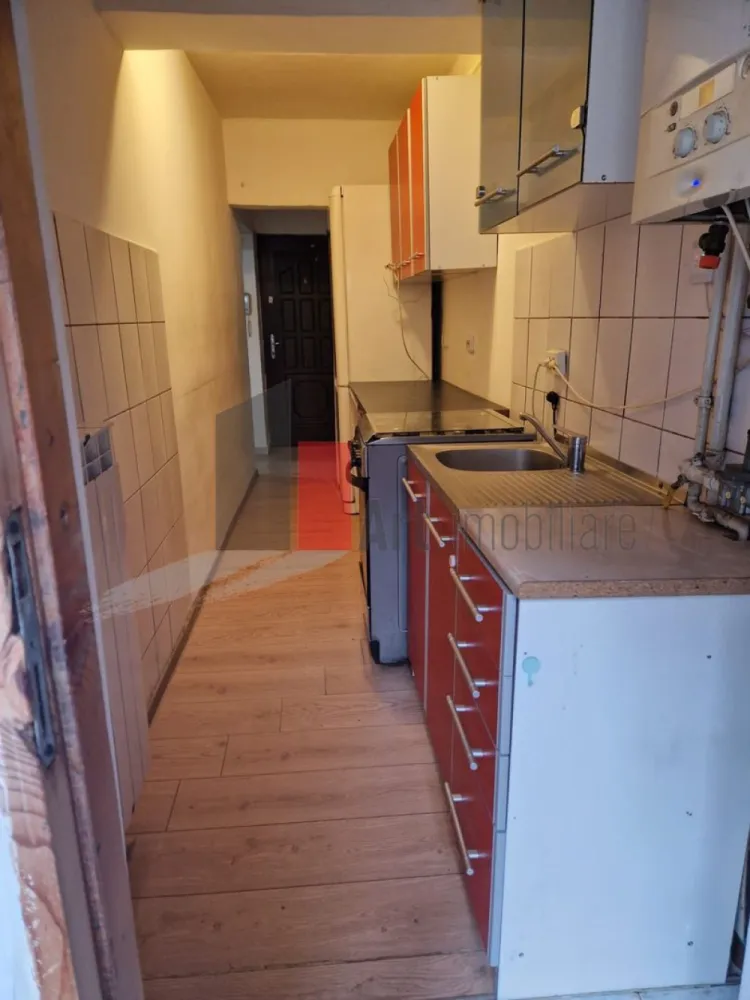 Garsoniera Lujerului - Va prezentam spre vanzare o garsoniera aflata la parterul unui bloc de 4 eaje construit in 1980

 In apropiere: se regasesc: piață, hipermarket, instituții bankare, statie STB.

Garsoniera dispune de balcon de 5m², închis în termopan.

Pentru informatii sau vizionare va stam la dispozitie: 0720-622.788