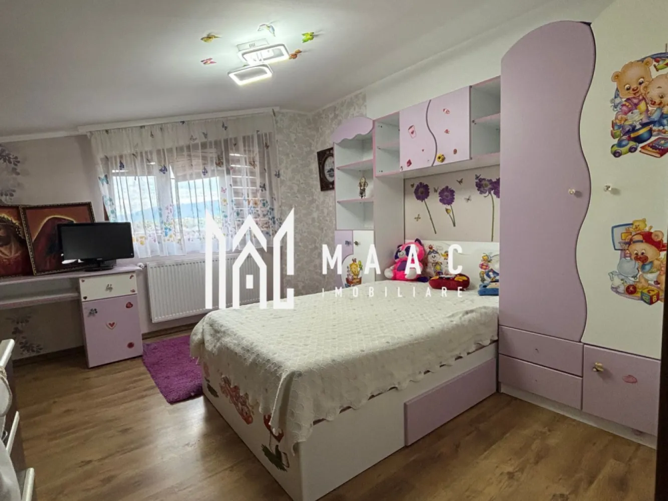 Casă 5 camere | 220 mpu | Cartierul Arhitectilor-Sibiu - MAAC Imobiliare va propune spre vanzare o casă individuală spațioasă, recent renovată, situată în Cartierul Arhitecților, într-o zonă liniștită, preponderent de case, cu acces facil către magazine, stație de autobuz, grădinițe și alte puncte de interes.

Proprietatea are o suprafață utilă de 220 mp și este amplasată pe un teren de 426 mp, beneficiind de o curte liberă de aproximativ 350 mp, amenajată cu zonă pavată, gazon, pomi fructiferi, filigorie/terasă, carport și multiple spații de depozitare.

Compartimentare:

Parter – apartament separat, 73 mp utili:

două dormitoare generoase, fiecare cu suprafețe de peste 30 mp
2 băi

Parterul și etajul dispun de intrări separate, oferind flexibilitate pentru locuire multifamilială, activitate profesională sau investiție.

Etaj:

living
bucătărie închisă cu debara
hol
baie cu duș
casa scării
2 balcoane

Mansardă:

2 dormitoare
hol
baie de 12 mp cu spațiu dedicat pentru mașină de spălat și uscător
2 spații de depozitare tip pod
balcon

Exteriorul proprietății se predă la cheie, incluzând:

fațadă finalizată
izolație exterioară
curte amenajată
gard și porți montate

Printre avantajele proprietății se numără:

deschidere la două străzi și acces auto facil din ambele direcții
posibilitate de parcare pentru până la 4 autoturisme
carport pentru o mașină
magazie generoasă de aproximativ 50 mp
construcție solidă, realizată cu materiale de calitate
foarte bine izolată, cu costuri de încălzire reduse raportat la suprafața utilă
încălzire prin centrală termică și calorifere
se predă parțial mobilată

O proprietate versatilă, potrivită atât pentru o familie numeroasă, cât și pentru două familii, activitate mixtă locuință-birou sau investiție, într-una dintre cele mai căutate zone rezidențiale din apropierea Sibiului.
Pentru mai multe detalii și programarea unei vizionări vă rugăm să menționați la telefon numărul CP3051805.