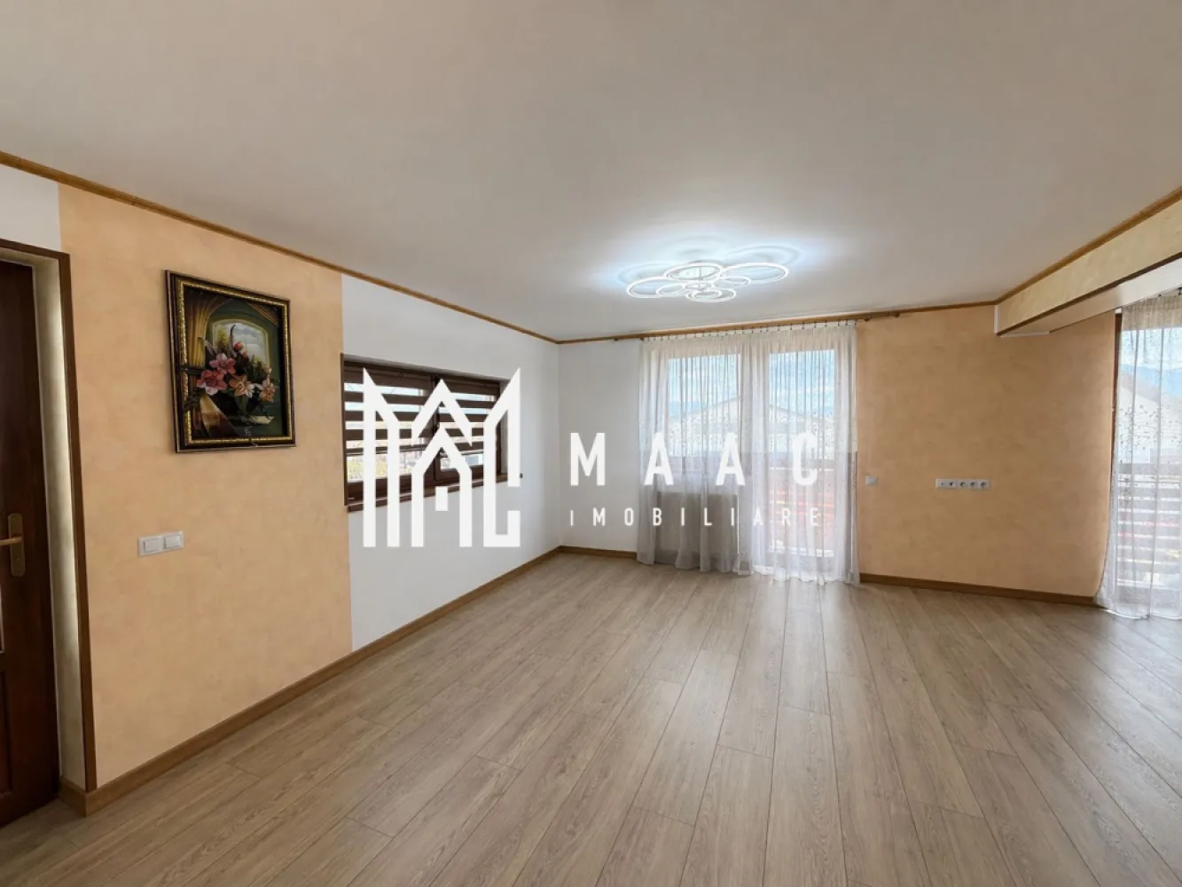Casă 5 camere | 220 mpu | Cartierul Arhitectilor-Sibiu - MAAC Imobiliare va propune spre vanzare o casă individuală spațioasă, recent renovată, situată în Cartierul Arhitecților, într-o zonă liniștită, preponderent de case, cu acces facil către magazine, stație de autobuz, grădinițe și alte puncte de interes.

Proprietatea are o suprafață utilă de 220 mp și este amplasată pe un teren de 426 mp, beneficiind de o curte liberă de aproximativ 350 mp, amenajată cu zonă pavată, gazon, pomi fructiferi, filigorie/terasă, carport și multiple spații de depozitare.

Compartimentare:

Parter – apartament separat, 73 mp utili:

două dormitoare generoase, fiecare cu suprafețe de peste 30 mp
2 băi

Parterul și etajul dispun de intrări separate, oferind flexibilitate pentru locuire multifamilială, activitate profesională sau investiție.

Etaj:

living
bucătărie închisă cu debara
hol
baie cu duș
casa scării
2 balcoane

Mansardă:

2 dormitoare
hol
baie de 12 mp cu spațiu dedicat pentru mașină de spălat și uscător
2 spații de depozitare tip pod
balcon

Exteriorul proprietății se predă la cheie, incluzând:

fațadă finalizată
izolație exterioară
curte amenajată
gard și porți montate

Printre avantajele proprietății se numără:

deschidere la două străzi și acces auto facil din ambele direcții
posibilitate de parcare pentru până la 4 autoturisme
carport pentru o mașină
magazie generoasă de aproximativ 50 mp
construcție solidă, realizată cu materiale de calitate
foarte bine izolată, cu costuri de încălzire reduse raportat la suprafața utilă
încălzire prin centrală termică și calorifere
se predă parțial mobilată

O proprietate versatilă, potrivită atât pentru o familie numeroasă, cât și pentru două familii, activitate mixtă locuință-birou sau investiție, într-una dintre cele mai căutate zone rezidențiale din apropierea Sibiului.
Pentru mai multe detalii și programarea unei vizionări vă rugăm să menționați la telefon numărul CP3051805.