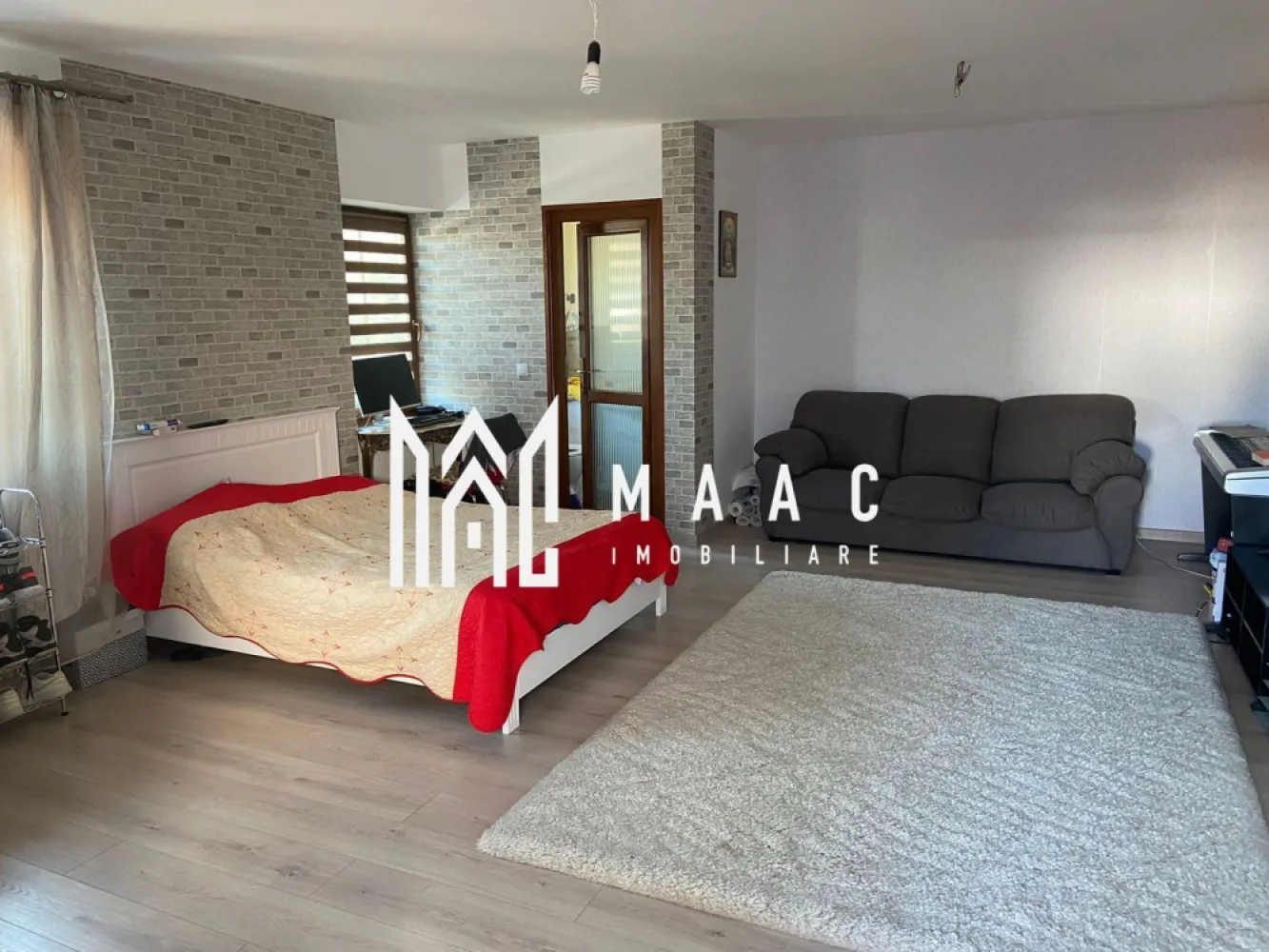 Casă 5 camere | 220 mpu | Cartierul Arhitectilor-Sibiu - MAAC Imobiliare va propune spre vanzare o casă individuală spațioasă, recent renovată, situată în Cartierul Arhitecților, într-o zonă liniștită, preponderent de case, cu acces facil către magazine, stație de autobuz, grădinițe și alte puncte de interes.

Proprietatea are o suprafață utilă de 220 mp și este amplasată pe un teren de 426 mp, beneficiind de o curte liberă de aproximativ 350 mp, amenajată cu zonă pavată, gazon, pomi fructiferi, filigorie/terasă, carport și multiple spații de depozitare.

Compartimentare:

Parter – apartament separat, 73 mp utili:

două dormitoare generoase, fiecare cu suprafețe de peste 30 mp
2 băi

Parterul și etajul dispun de intrări separate, oferind flexibilitate pentru locuire multifamilială, activitate profesională sau investiție.

Etaj:

living
bucătărie închisă cu debara
hol
baie cu duș
casa scării
2 balcoane

Mansardă:

2 dormitoare
hol
baie de 12 mp cu spațiu dedicat pentru mașină de spălat și uscător
2 spații de depozitare tip pod
balcon

Exteriorul proprietății se predă la cheie, incluzând:

fațadă finalizată
izolație exterioară
curte amenajată
gard și porți montate

Printre avantajele proprietății se numără:

deschidere la două străzi și acces auto facil din ambele direcții
posibilitate de parcare pentru până la 4 autoturisme
carport pentru o mașină
magazie generoasă de aproximativ 50 mp
construcție solidă, realizată cu materiale de calitate
foarte bine izolată, cu costuri de încălzire reduse raportat la suprafața utilă
încălzire prin centrală termică și calorifere
se predă parțial mobilată

O proprietate versatilă, potrivită atât pentru o familie numeroasă, cât și pentru două familii, activitate mixtă locuință-birou sau investiție, într-una dintre cele mai căutate zone rezidențiale din apropierea Sibiului.
Pentru mai multe detalii și programarea unei vizionări vă rugăm să menționați la telefon numărul CP3051805.