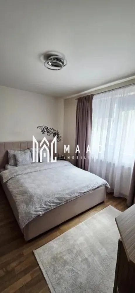 Apartament 3 camere | 67 MPU | 2 locuri de parcare | Turnisor - MAAC Imobiliare va propune spre vanzare un un apartament modern, decomandat, situat în cartierul Turnișor, la etajul 2 din 4, ideal pentru o familie sau pentru investiție.

Apartamentul are o suprafață utilă de 67 mp și este compartimentat astfel:

3 camere decomandate
1 baie
balcon generos de 10 mp

Locuința se vinde complet mobilată și utilată, fiind pregătită pentru mutare imediată.

Dotări și beneficii:

Centrală termică Vaillant, încă în garanție, montată anul trecut
Aer condiționat montat în urmă cu aproximativ 1 an și jumătate
Mobilier de bucătărie și living realizat la comandă, achiziționat acum un an
Mașină de spălat rufe
Uscător de rufe, achiziționat acum 2 ani
Mașină de spălat vase
Șemineu electric cu degajare de căldură, integrat în mobilierul din living

În preț sunt incluse 2 locuri de parcare private, dotate cu blocatoare montate.

Separat, se poate achiziționa o pivniță uscată de 7 mp, situată în blocul vecin, cu proprietate separată în acte.

Apartamentul este îngrijit, amenajat modern, cu dotări de calitate și o compartimentare practică, într-o zonă liniștită și bine conectată din Turnișor.
Pentru mai multe detalii și programarea unei vizionări, vă rugăm să ne contactați telefonic și să menționați CP3096305.