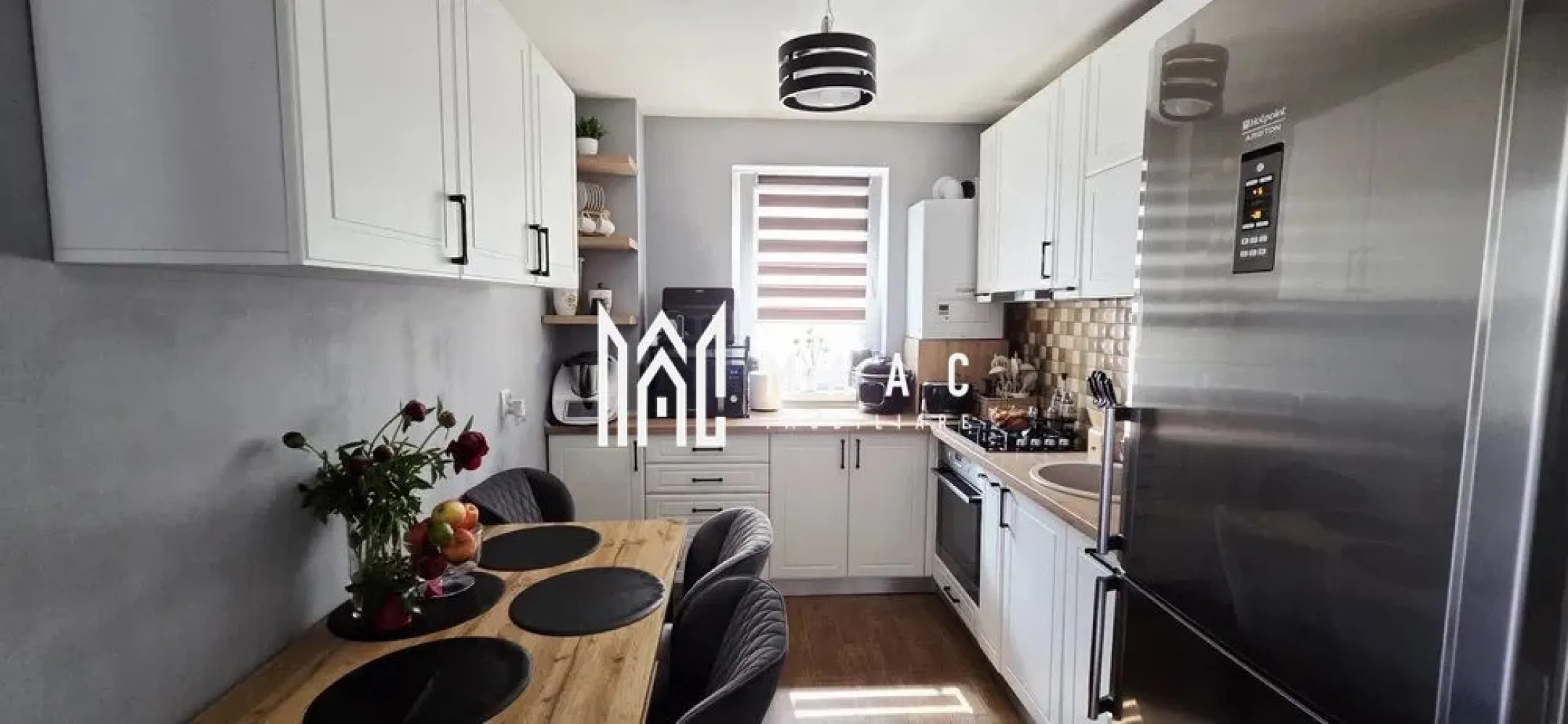 Apartament 3 camere | 67 MPU | 2 locuri de parcare | Turnisor - MAAC Imobiliare va propune spre vanzare un un apartament modern, decomandat, situat în cartierul Turnișor, la etajul 2 din 4, ideal pentru o familie sau pentru investiție.

Apartamentul are o suprafață utilă de 67 mp și este compartimentat astfel:

3 camere decomandate
1 baie
balcon generos de 10 mp

Locuința se vinde complet mobilată și utilată, fiind pregătită pentru mutare imediată.

Dotări și beneficii:

Centrală termică Vaillant, încă în garanție, montată anul trecut
Aer condiționat montat în urmă cu aproximativ 1 an și jumătate
Mobilier de bucătărie și living realizat la comandă, achiziționat acum un an
Mașină de spălat rufe
Uscător de rufe, achiziționat acum 2 ani
Mașină de spălat vase
Șemineu electric cu degajare de căldură, integrat în mobilierul din living

În preț sunt incluse 2 locuri de parcare private, dotate cu blocatoare montate.

Separat, se poate achiziționa o pivniță uscată de 7 mp, situată în blocul vecin, cu proprietate separată în acte.

Apartamentul este îngrijit, amenajat modern, cu dotări de calitate și o compartimentare practică, într-o zonă liniștită și bine conectată din Turnișor.
Pentru mai multe detalii și programarea unei vizionări, vă rugăm să ne contactați telefonic și să menționați CP3096305.